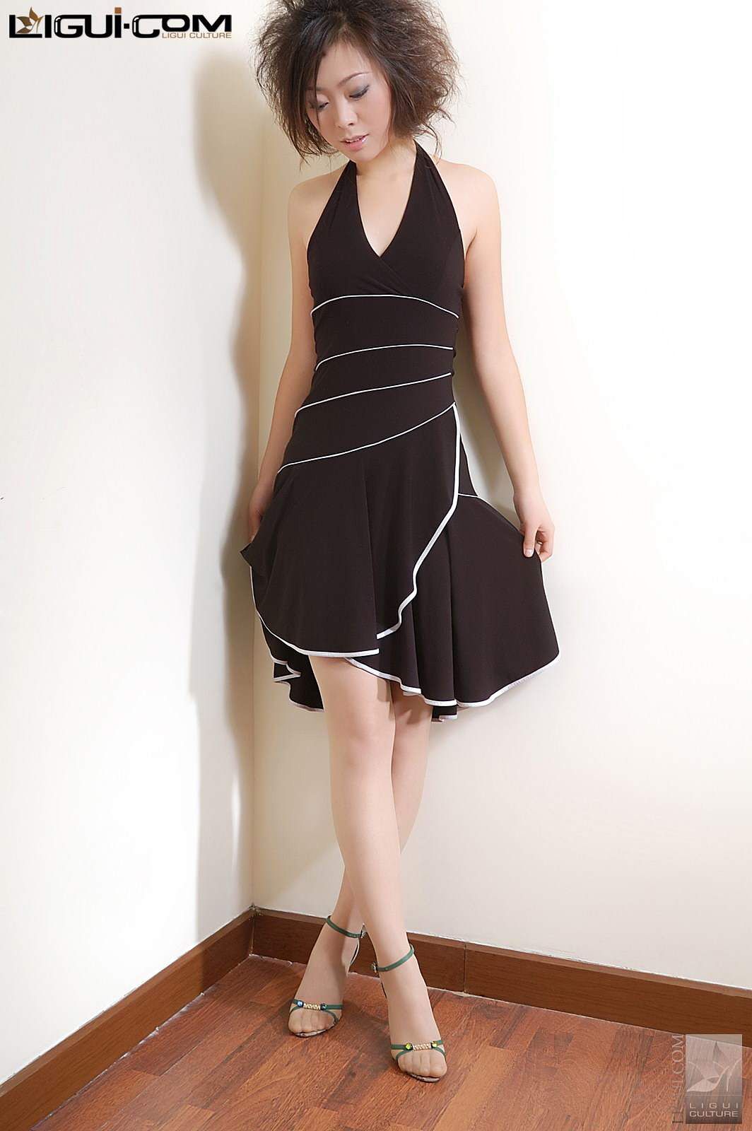[丽柜LiGui] Model 冯璐《展开长裙的翅膀》丝足写真图片