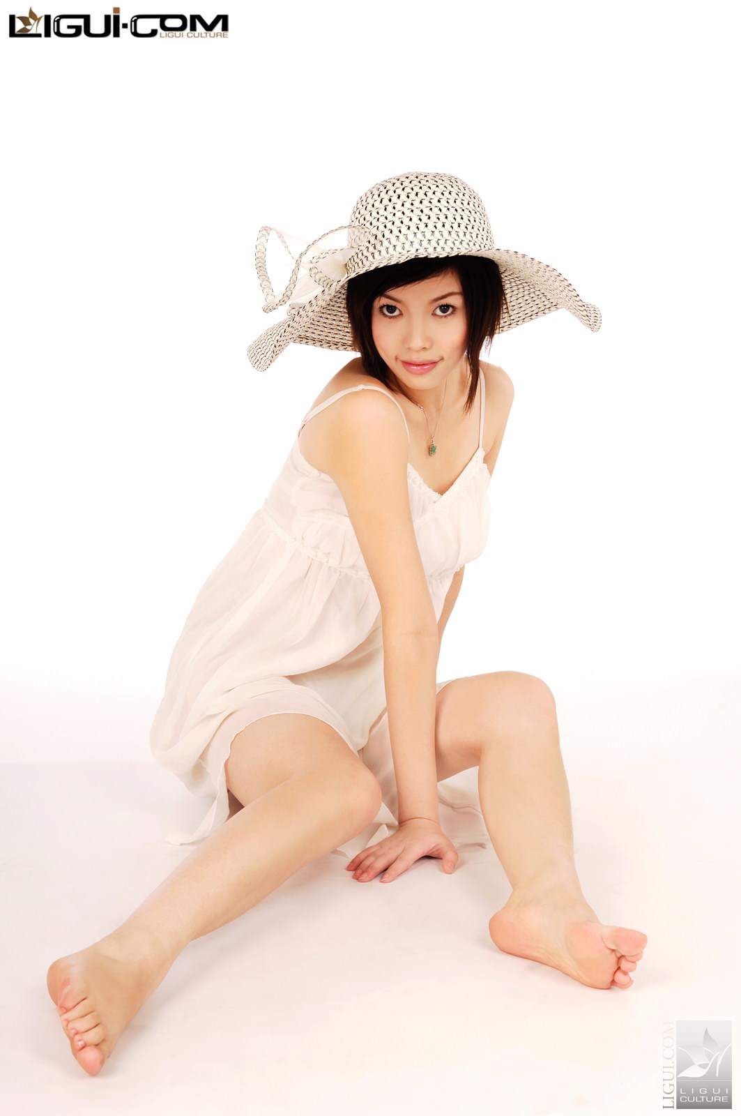 Model 慕子《轻抚圆角草帽的微笑》 [丽柜LiGui] 丝足写真图片