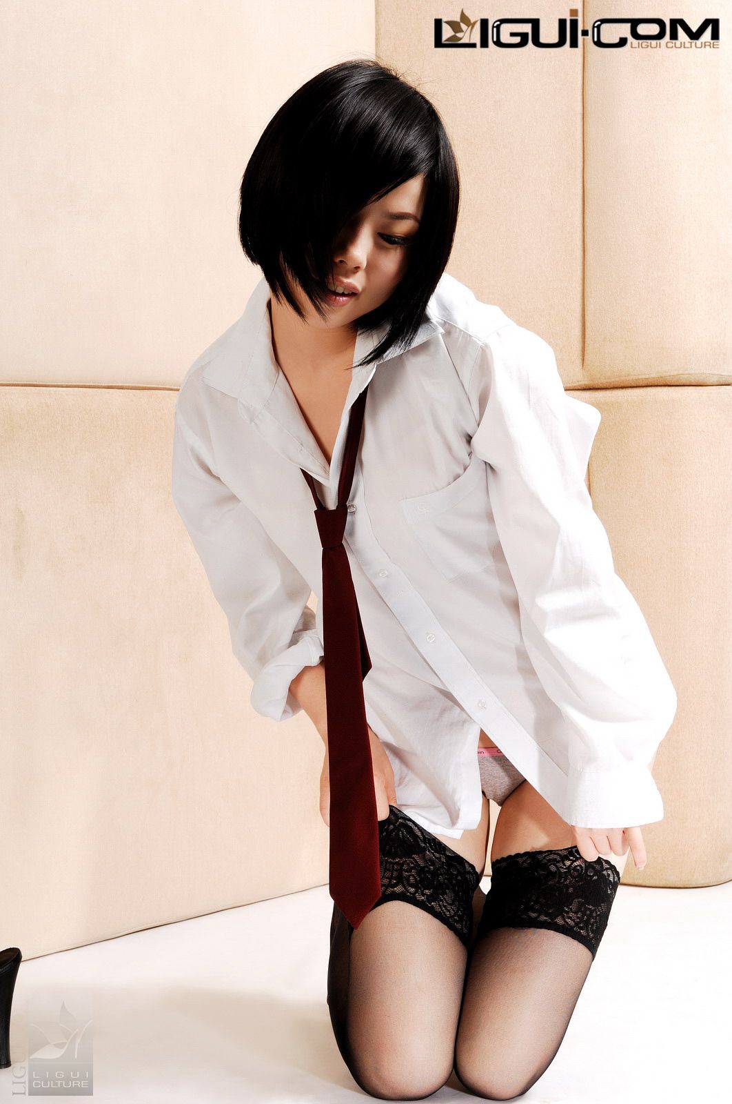 Model 慕子《原生态美女扦袜扯丝秀》 [丽柜LiGui] 丝足写真图片