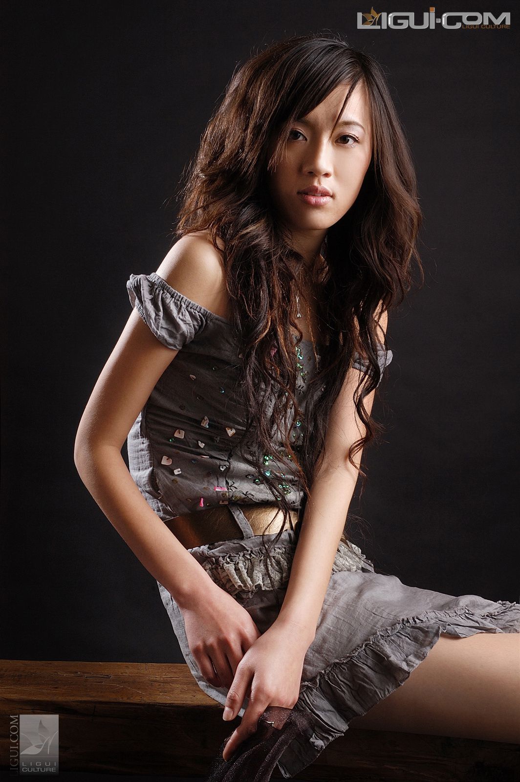 Model 王昕《伊人独坐美眸迷离》 [丽柜LiGui]  丝足写真图片