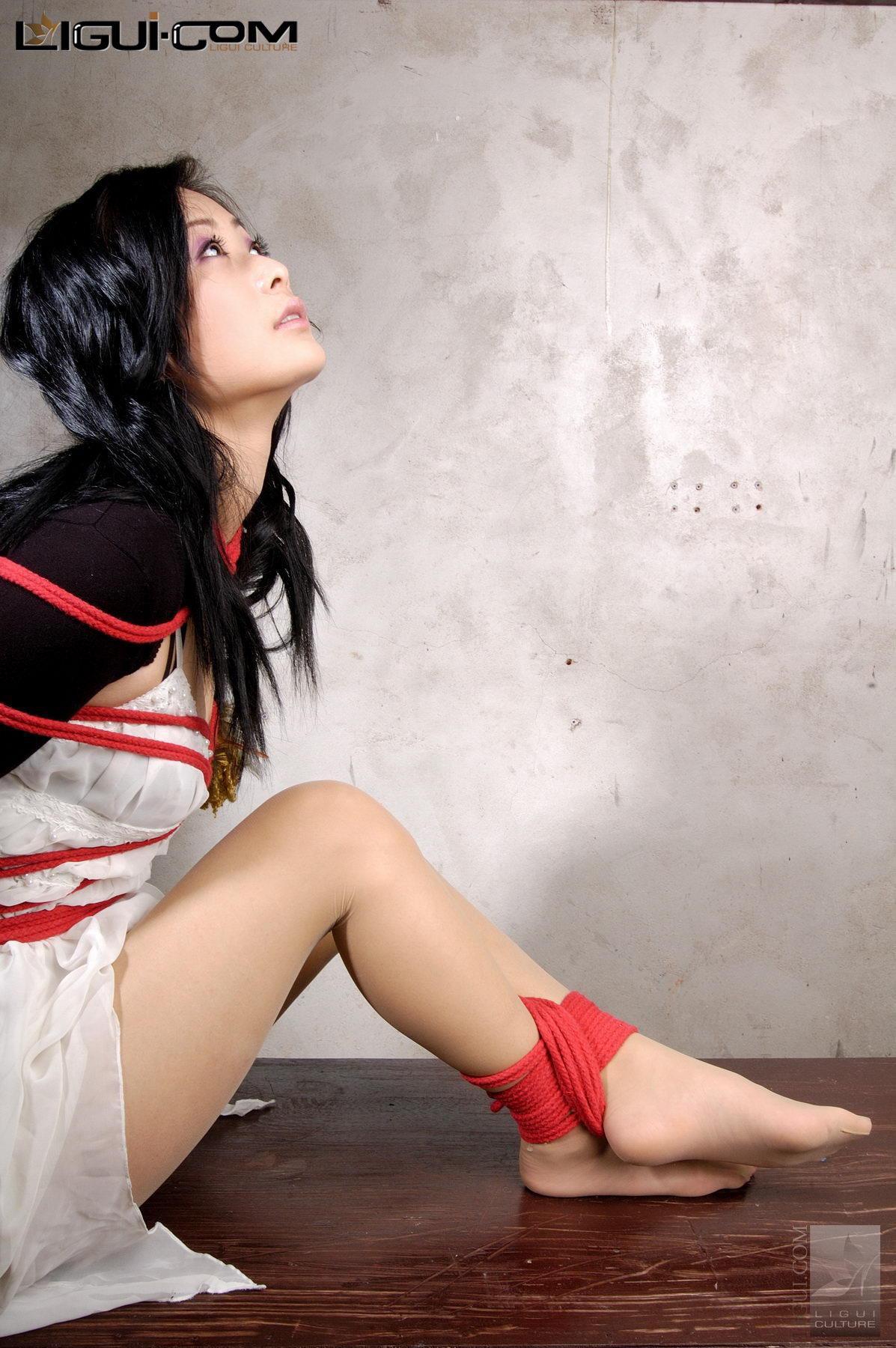 [丽柜美束LiGui] Model Saya《红绳捆绑》美腿玉足写真图片
