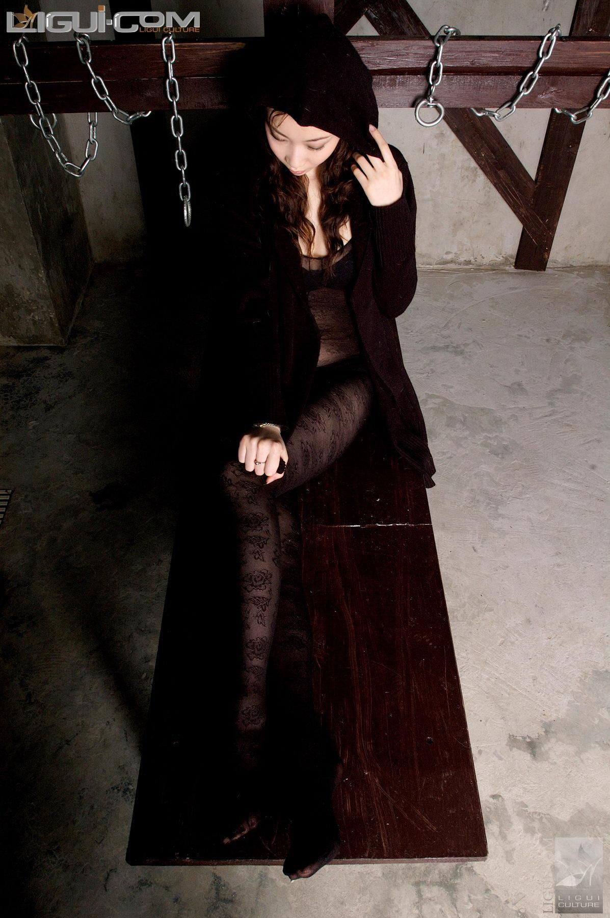[丽柜美束LiGui] Model 露露《黑丝镣铐》丝足写真图片