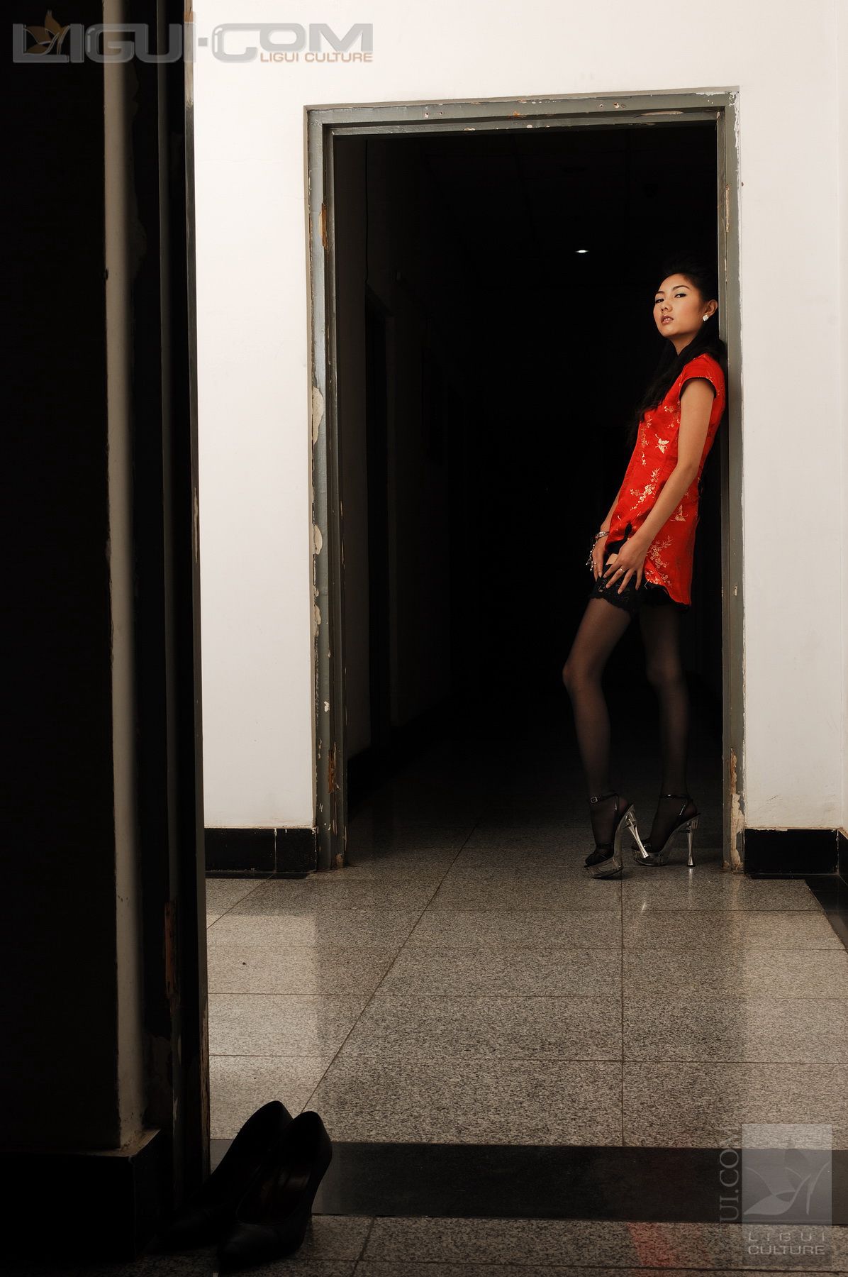 Model 丝丝《电梯口的黑丝高跟》 [丽柜LiGui] 丝足写真图片