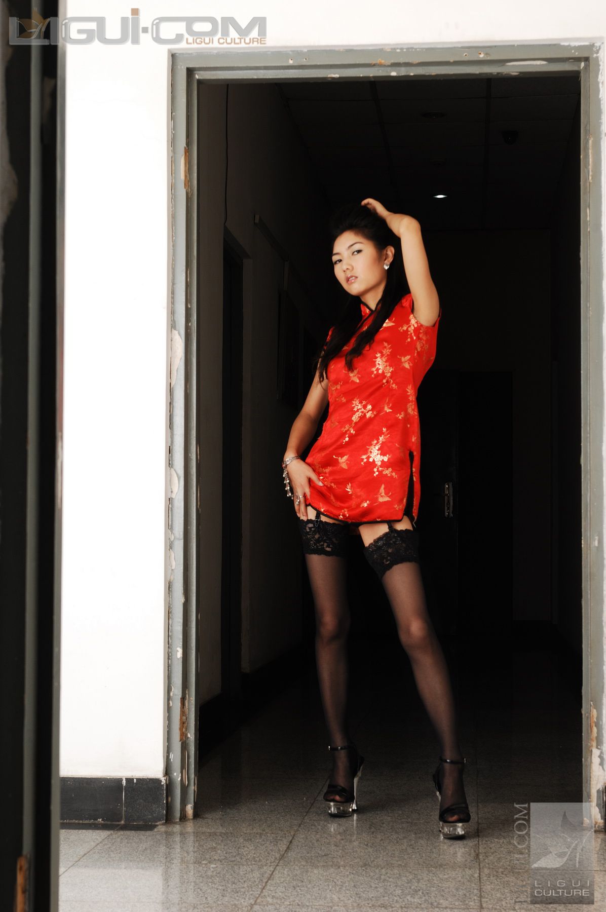 Model 丝丝《电梯口的黑丝高跟》 [丽柜LiGui] 丝足写真图片