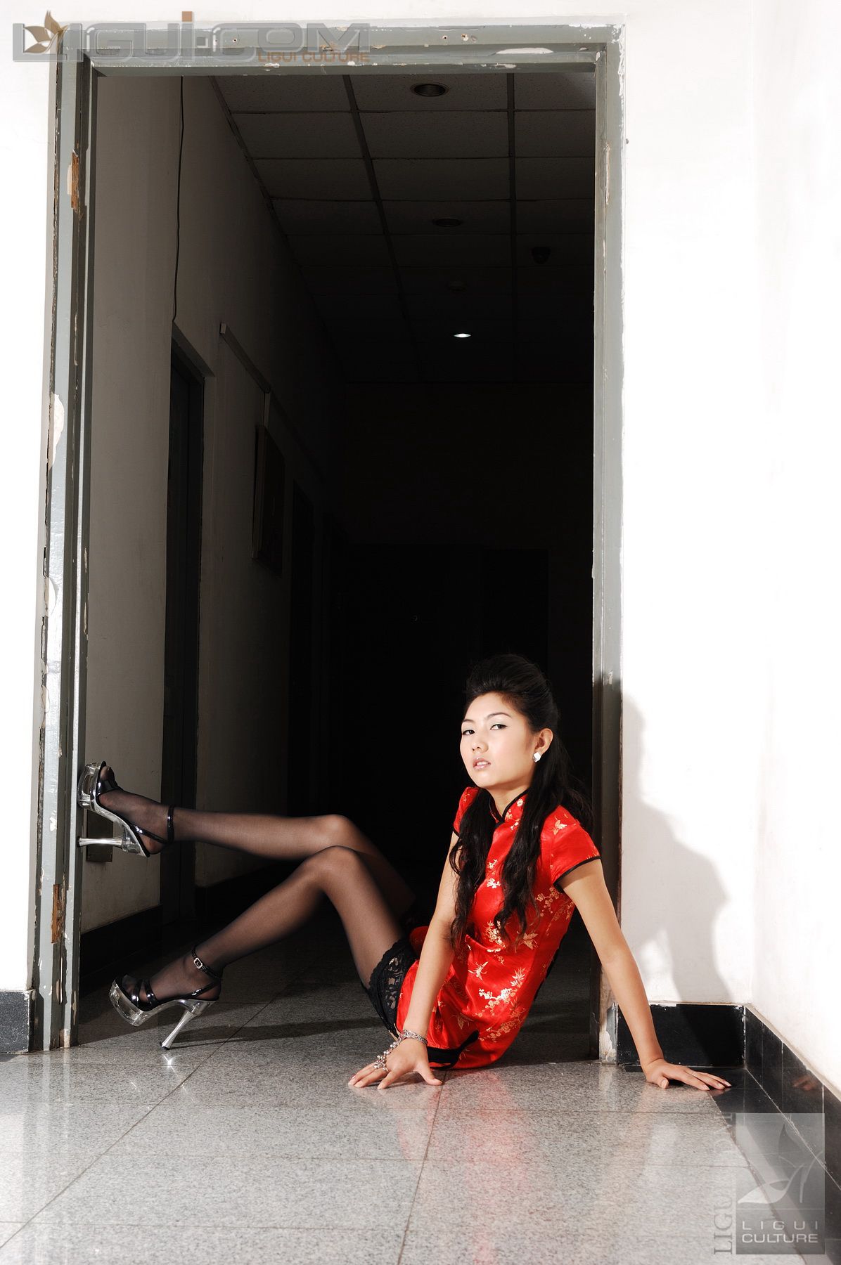 Model 丝丝《电梯口的黑丝高跟》 [丽柜LiGui] 丝足写真图片