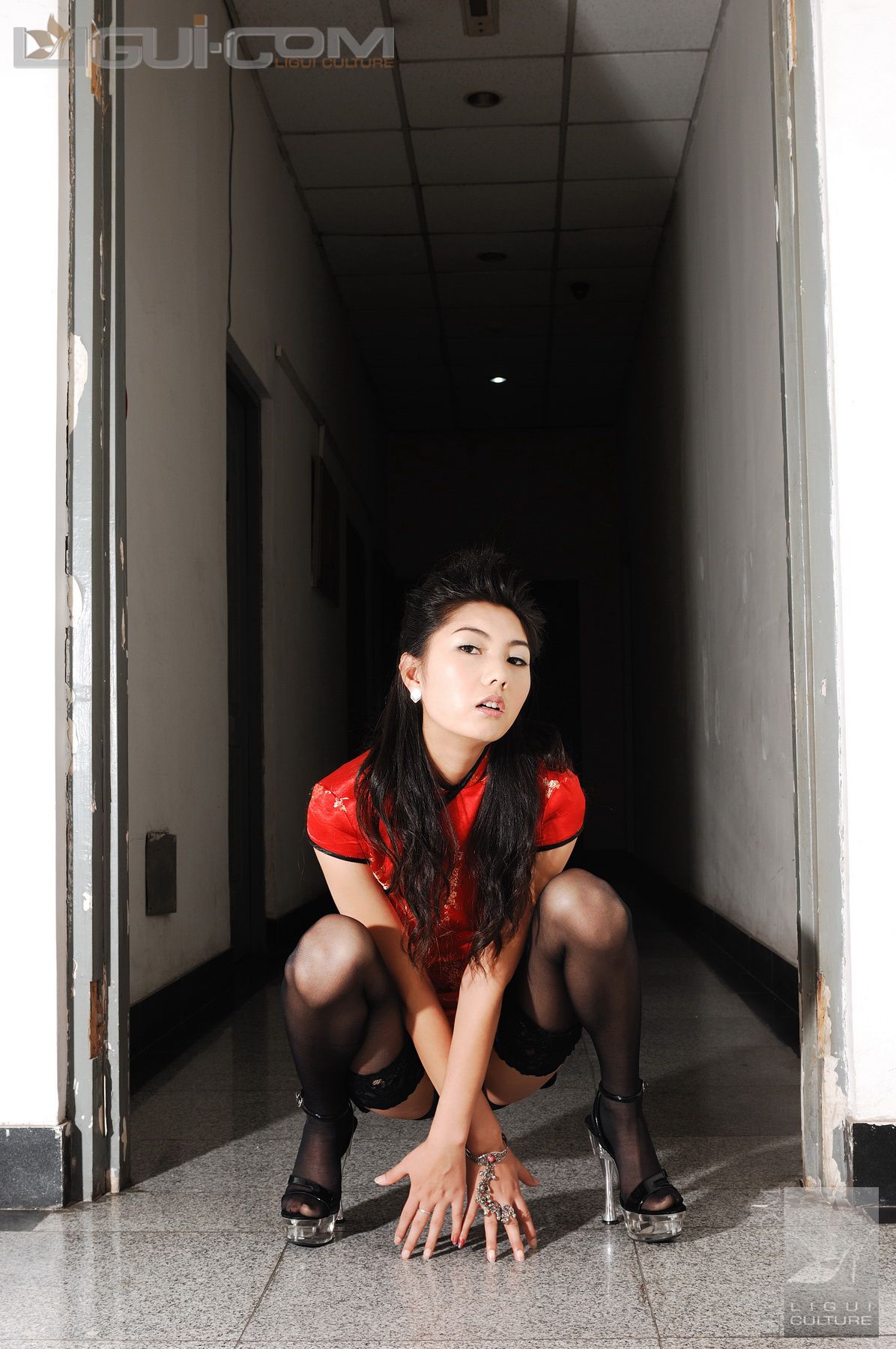 Model 丝丝《电梯口的黑丝高跟》 [丽柜LiGui] 丝足写真图片
