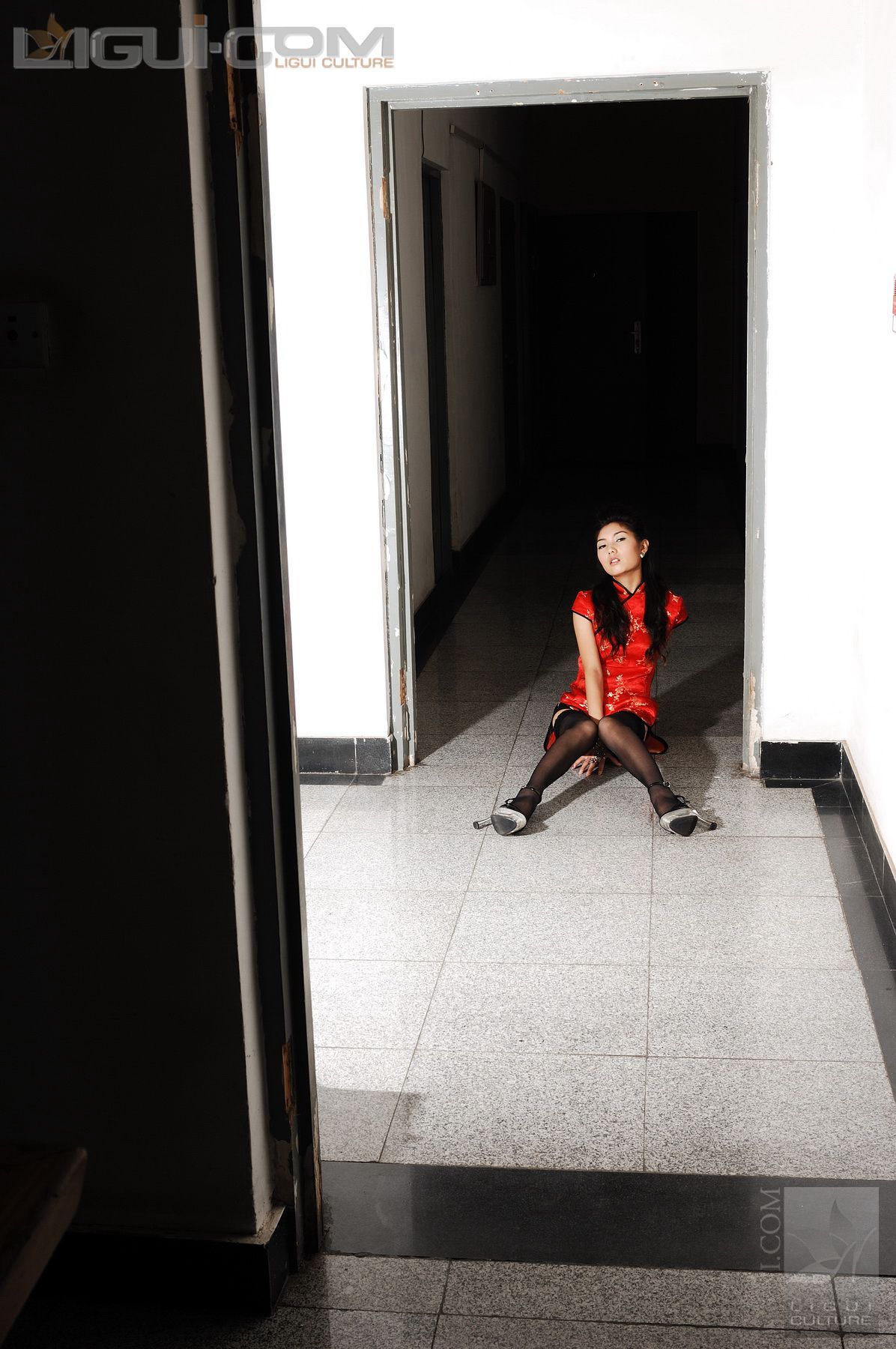 Model 丝丝《电梯口的黑丝高跟》 [丽柜LiGui] 丝足写真图片
