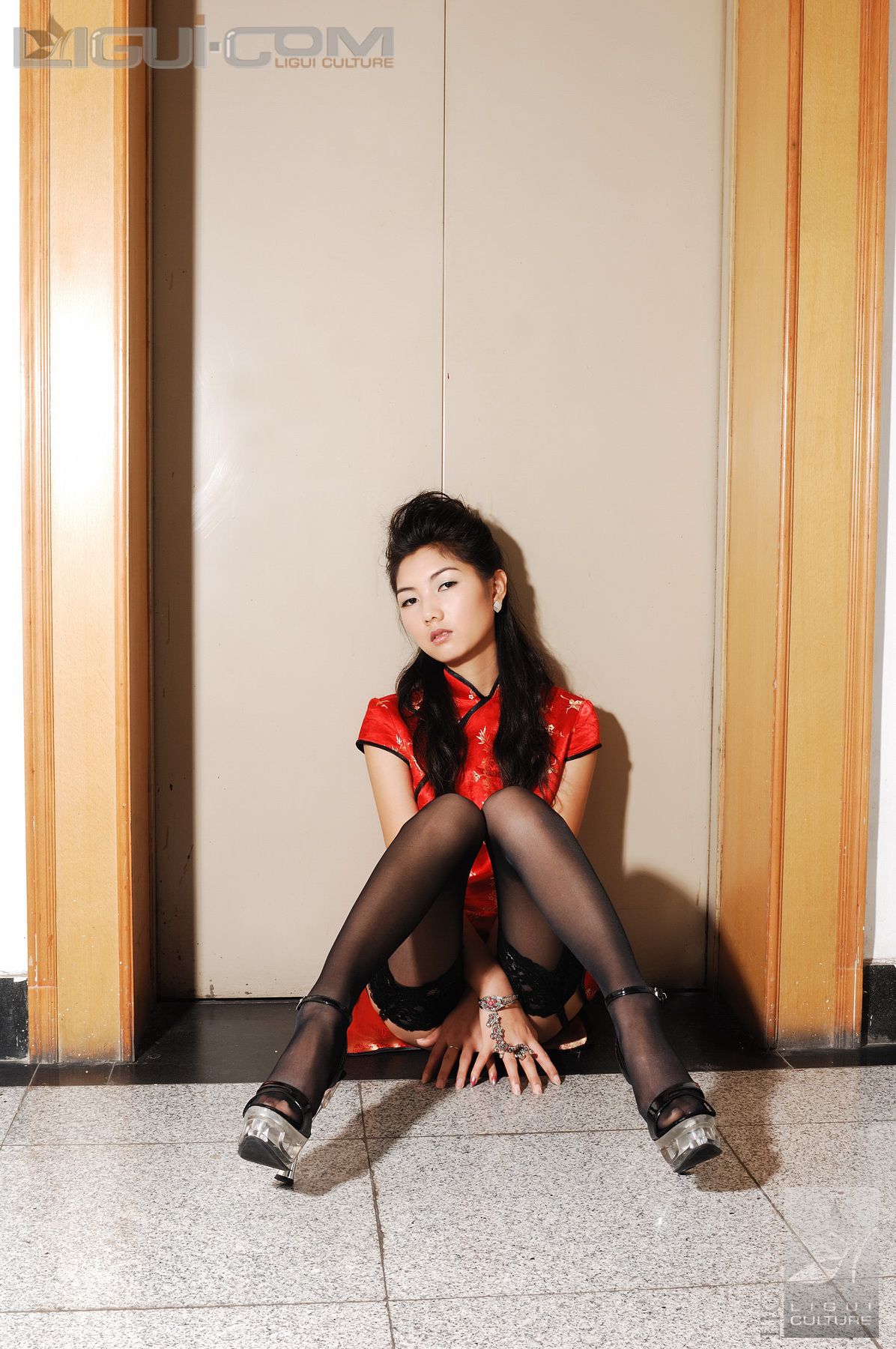 Model 丝丝《电梯口的黑丝高跟》 [丽柜LiGui] 丝足写真图片