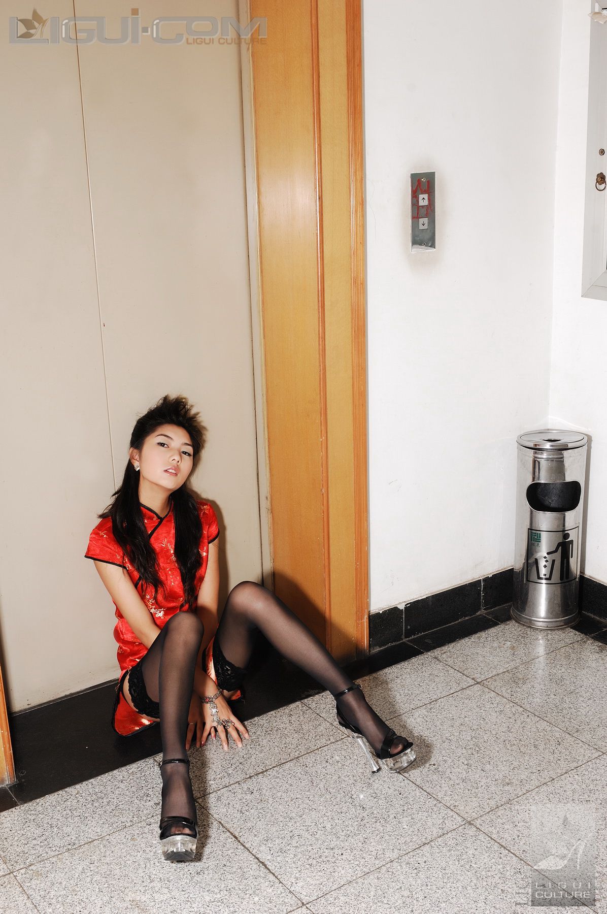 Model 丝丝《电梯口的黑丝高跟》 [丽柜LiGui] 丝足写真图片