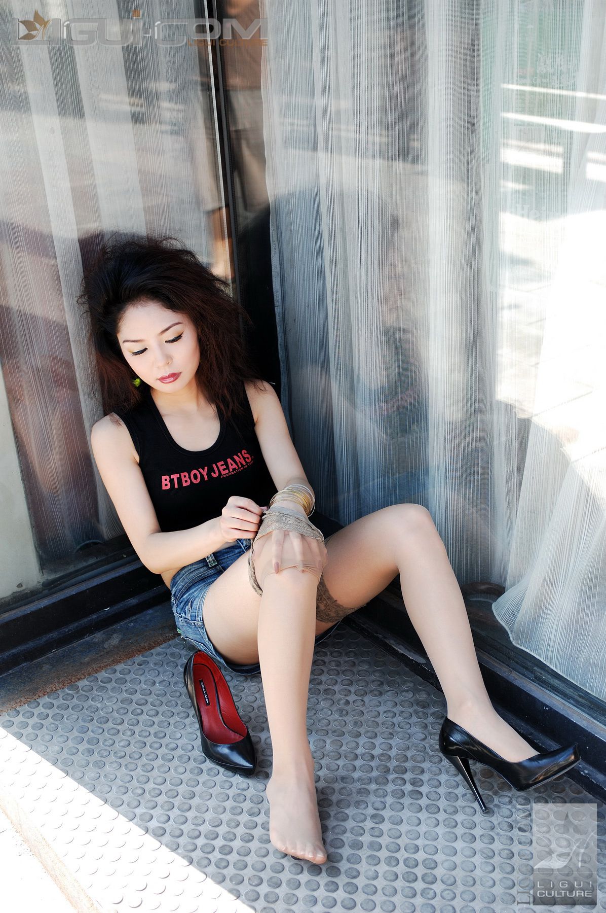 Model 冰清《牛仔和丝袜街拍》 [丽柜LiGui] 丝足写真图片