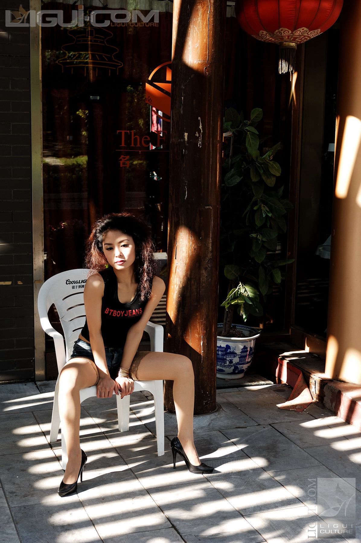 Model 冰清《牛仔和丝袜街拍》 [丽柜LiGui] 丝足写真图片