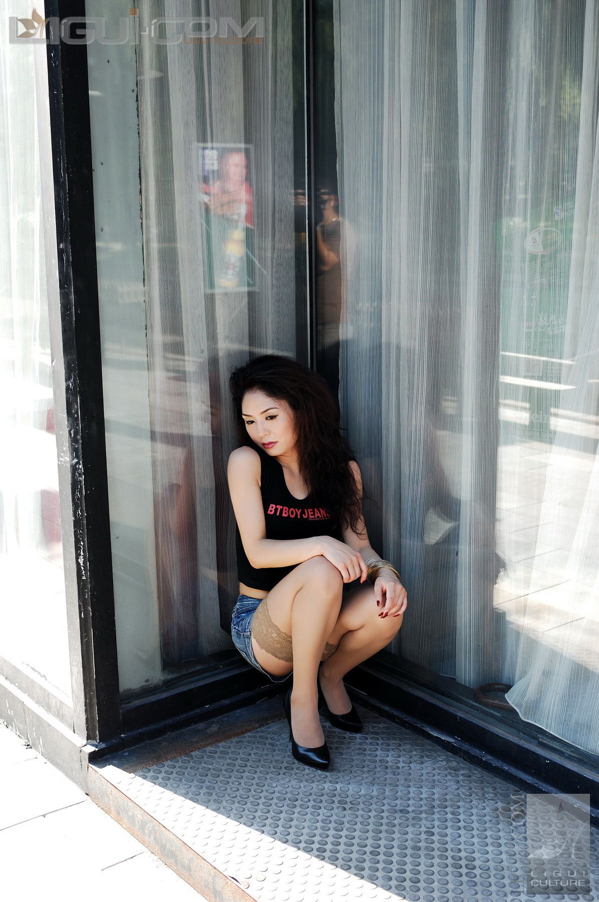 Model 冰清《牛仔和丝袜街拍》 [丽柜LiGui] 丝足写真图片