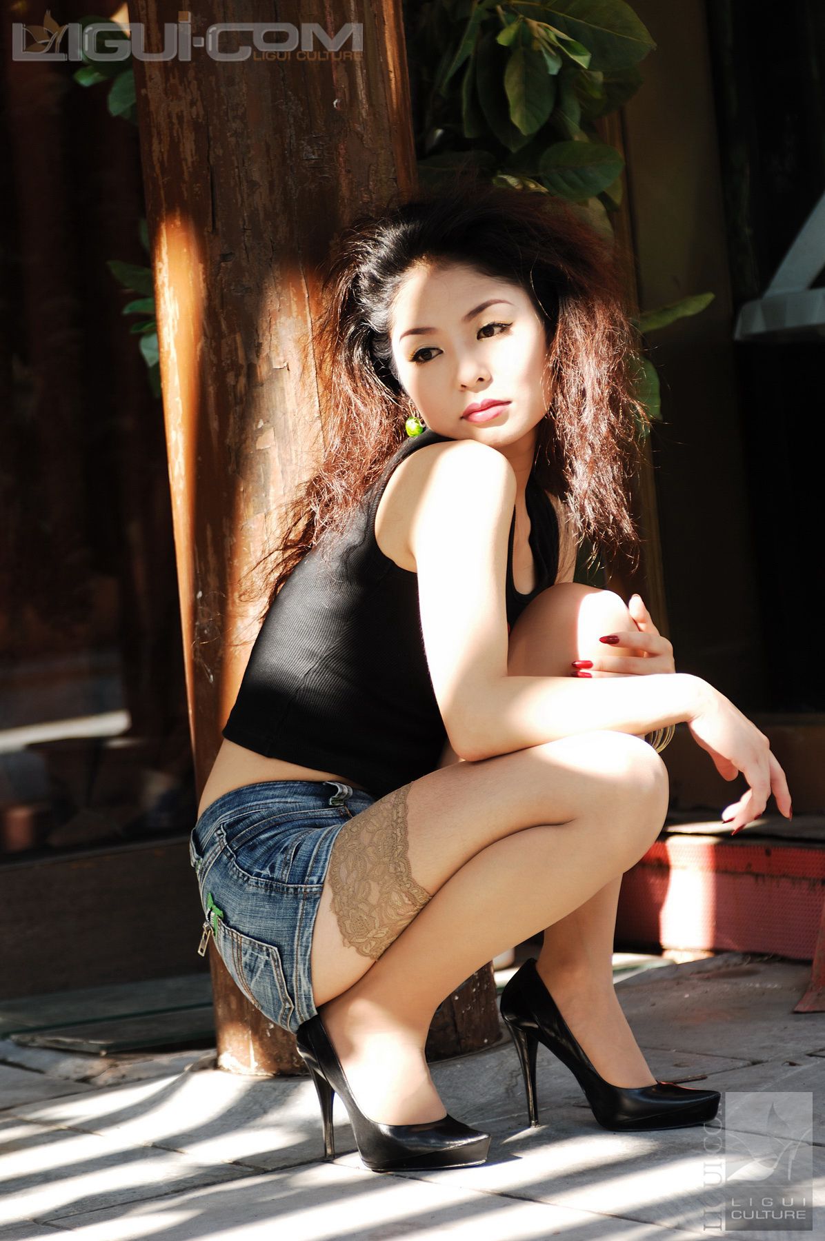 Model 冰清《牛仔和丝袜街拍》 [丽柜LiGui] 丝足写真图片