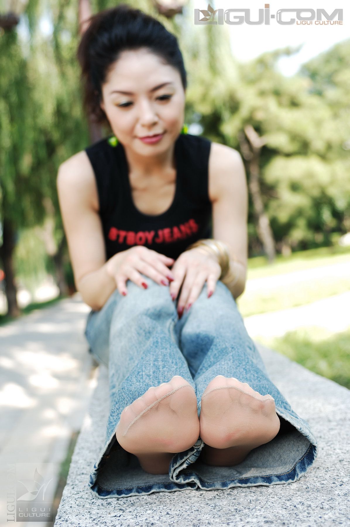 Model 冰清《牛仔和丝袜街拍》 [丽柜LiGui] 丝足写真图片