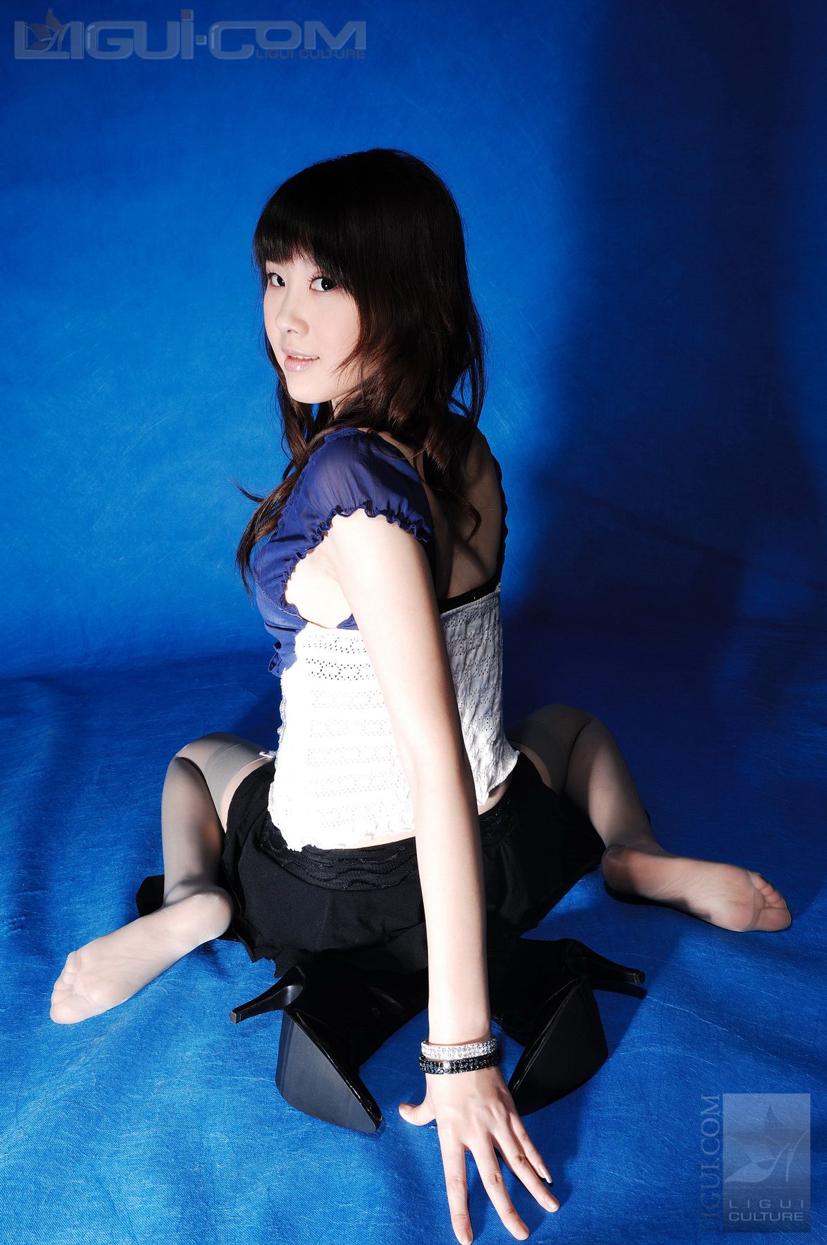 Model 菲菲《白丝、灰丝、丝丝噬魂》 [丽柜LiGui] 丝足写真图片