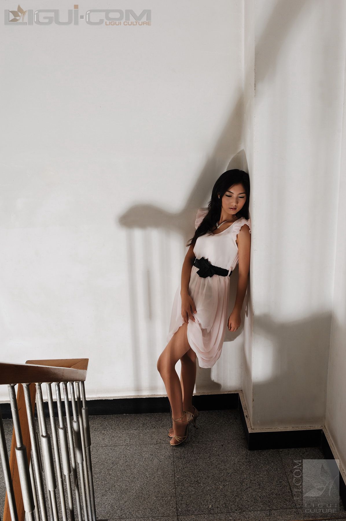 Model 丝丝《楼道口艳遇极品丝袜美女》 [丽柜LiGui] 丝足写真图片