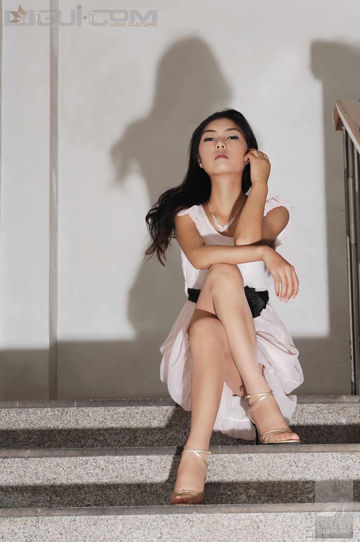 Model 丝丝《楼道口艳遇极品丝袜美女》 [丽柜LiGui] 丝足写真图片