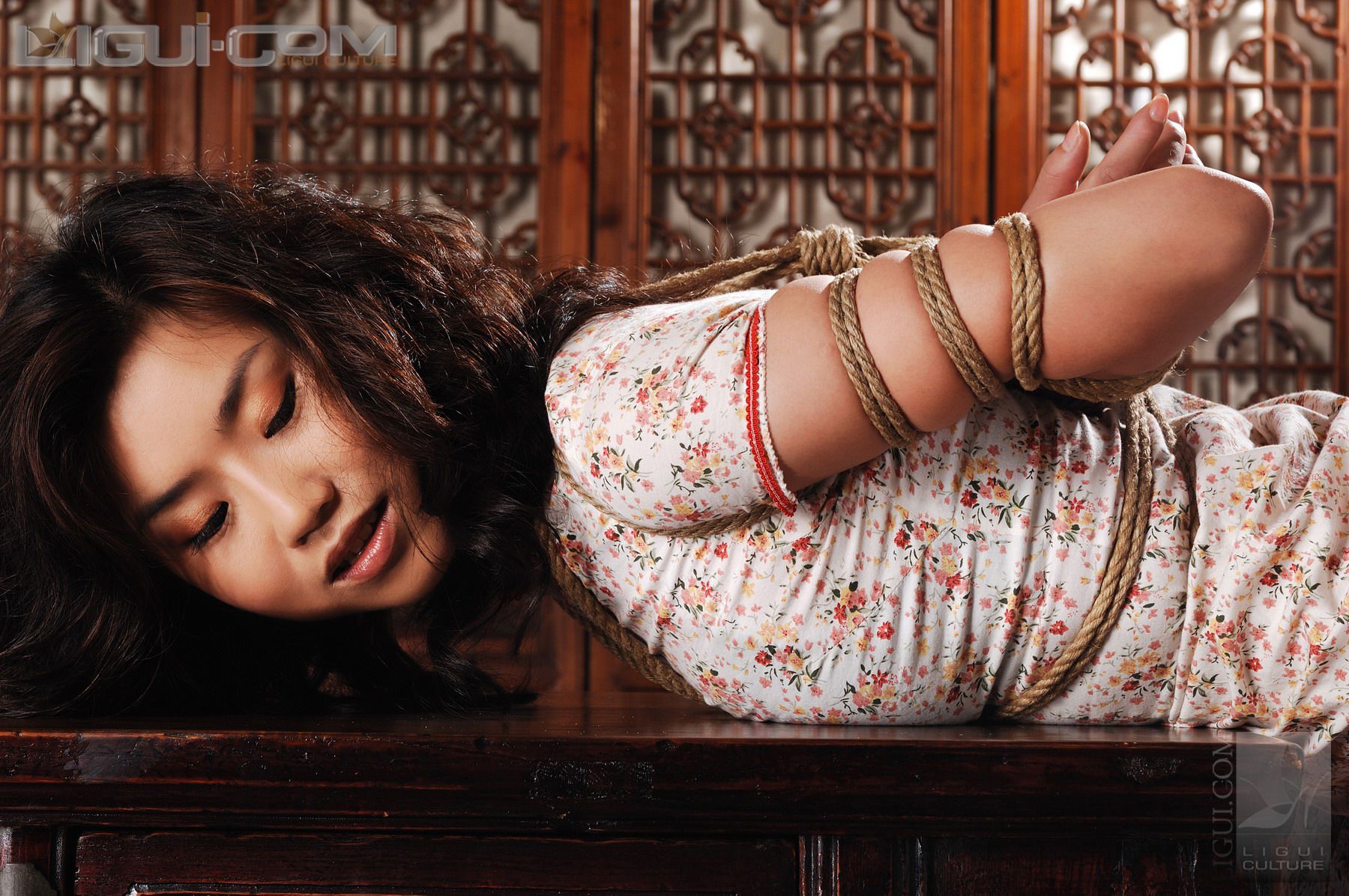 Model 由美《另類旗袍美丝束不住的诱惑》 [丽柜美束LiGui] 丝足写真图片