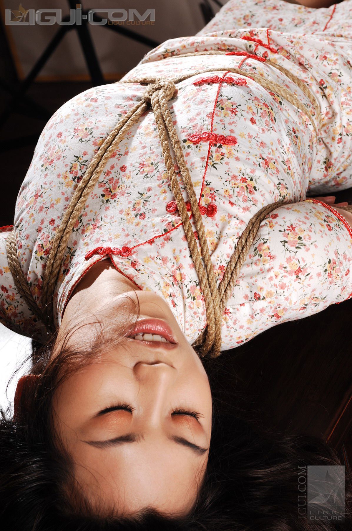 Model 由美《另類旗袍美丝束不住的诱惑》 [丽柜美束LiGui] 丝足写真图片
