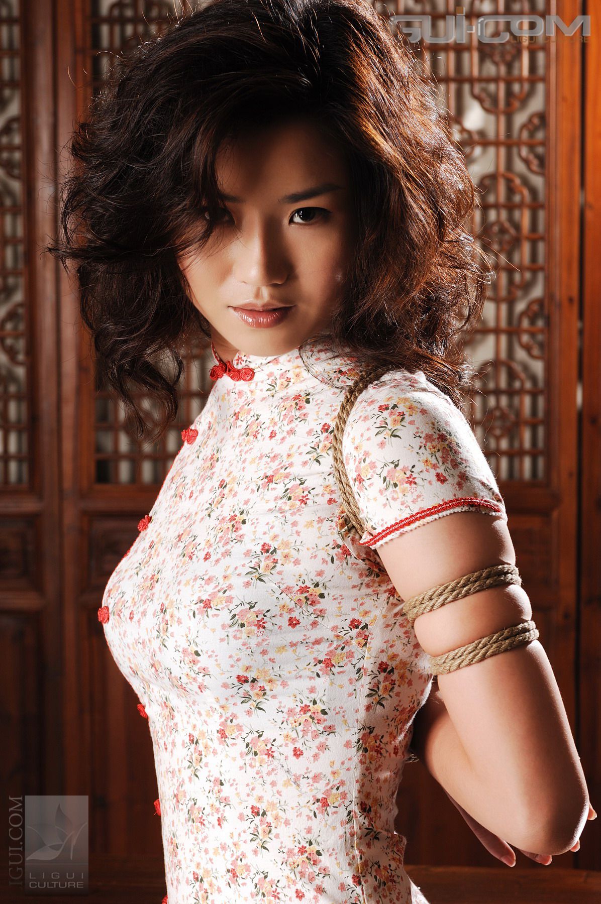 Model 由美《另類旗袍美丝束不住的诱惑》 [丽柜美束LiGui] 丝足写真图片
