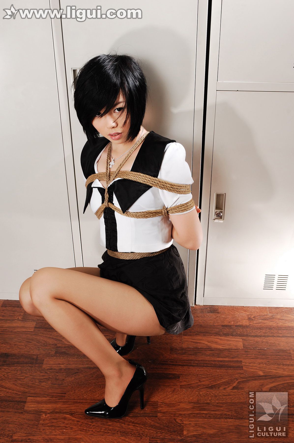 Model 慕子《换衣间风波之娇柔玉女“五花大绑”》 [丽柜美束LiGui] 丝足写真图片