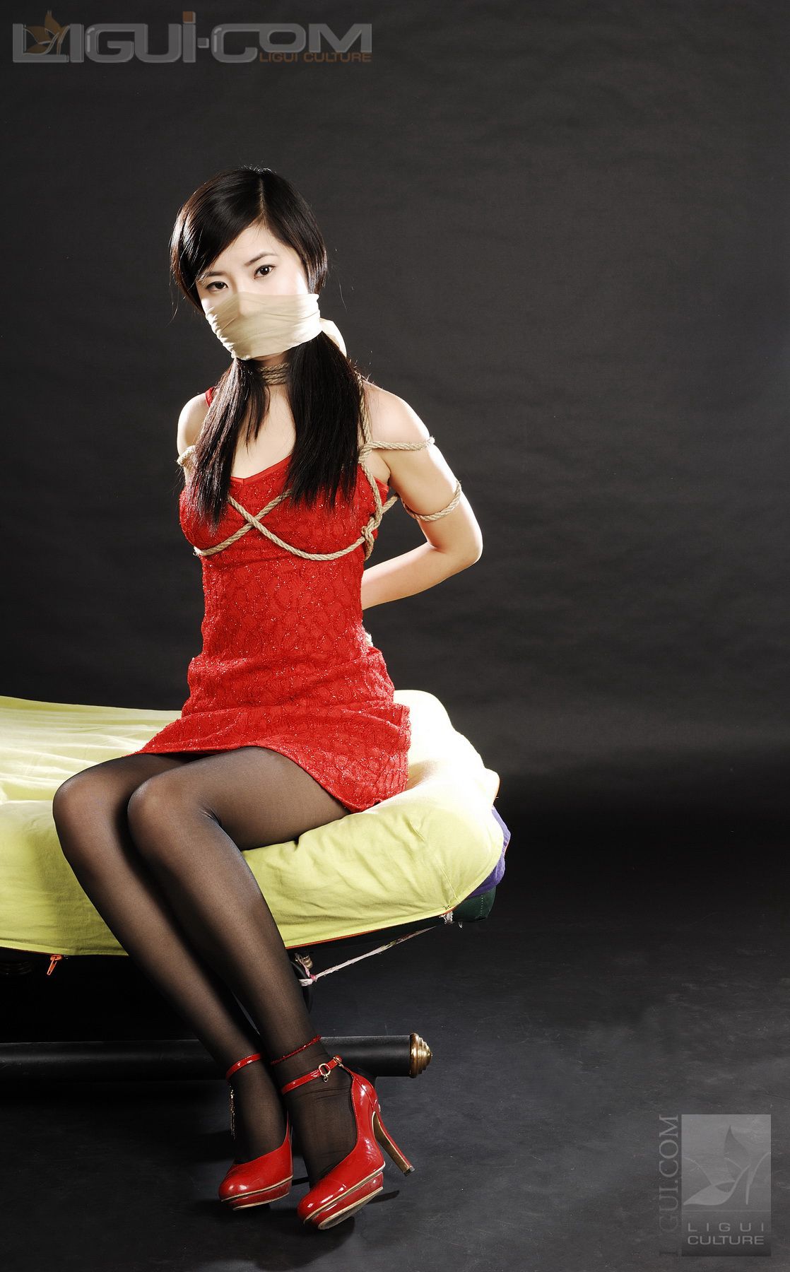Model 卡鲁鲁《俏皮可爱小美女伊贺流袜堵式束缚》 [丽柜美束LiGui] 丝足写真图片