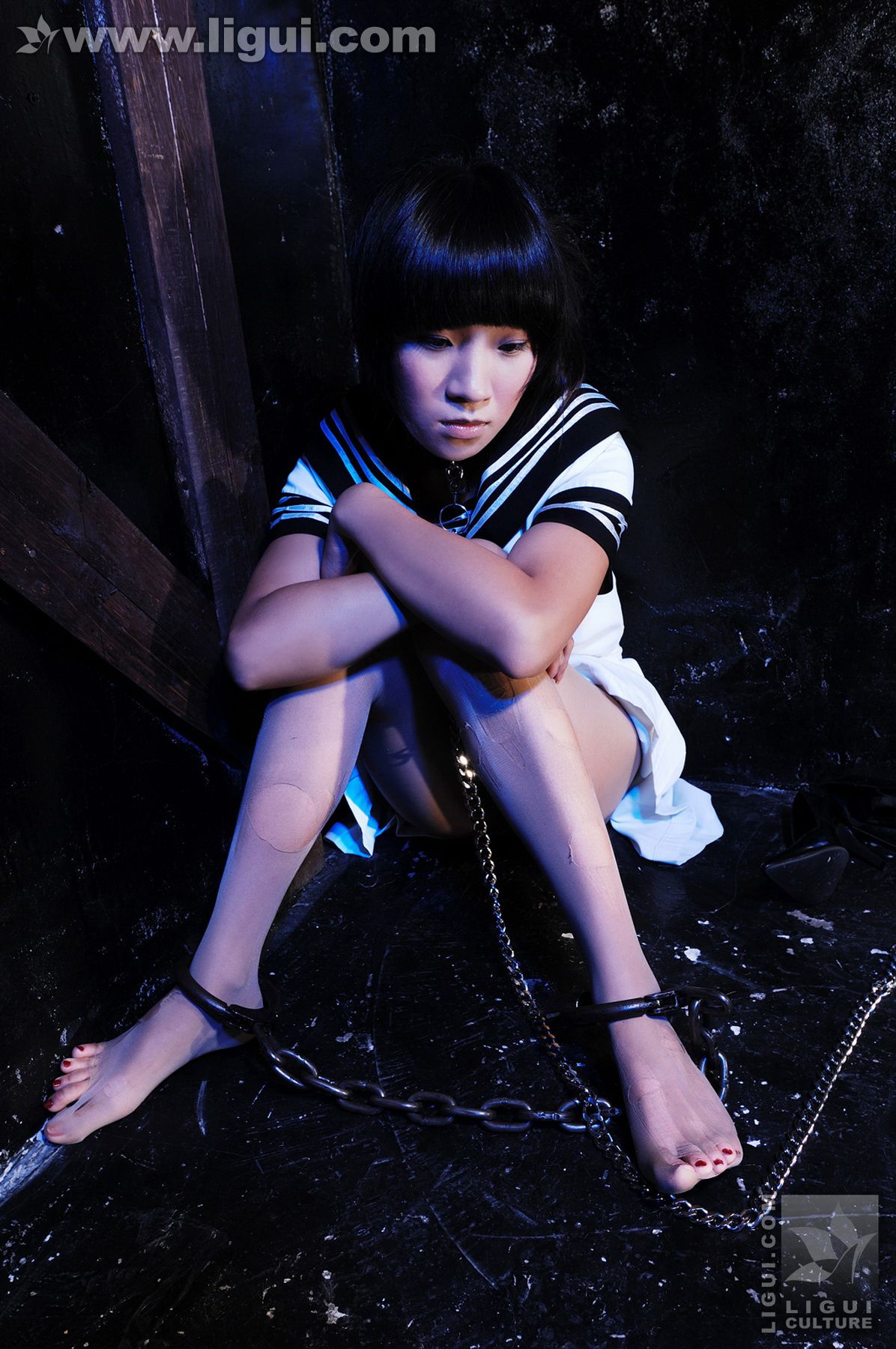 Model 慕子、伊园《特务女鞭打手铐脚镣学生妹》 [丽柜美束LiGui] 丝足写真图片