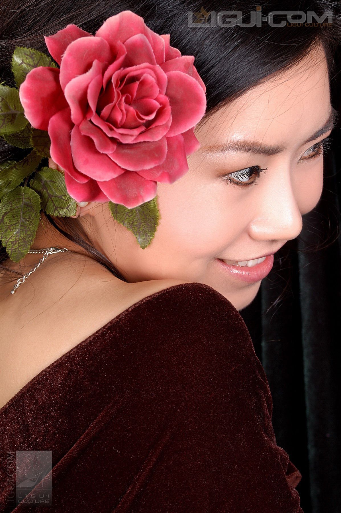 Model 由美《法兰西式高贵风情》 [丽柜LiGui] 丝足写真图片