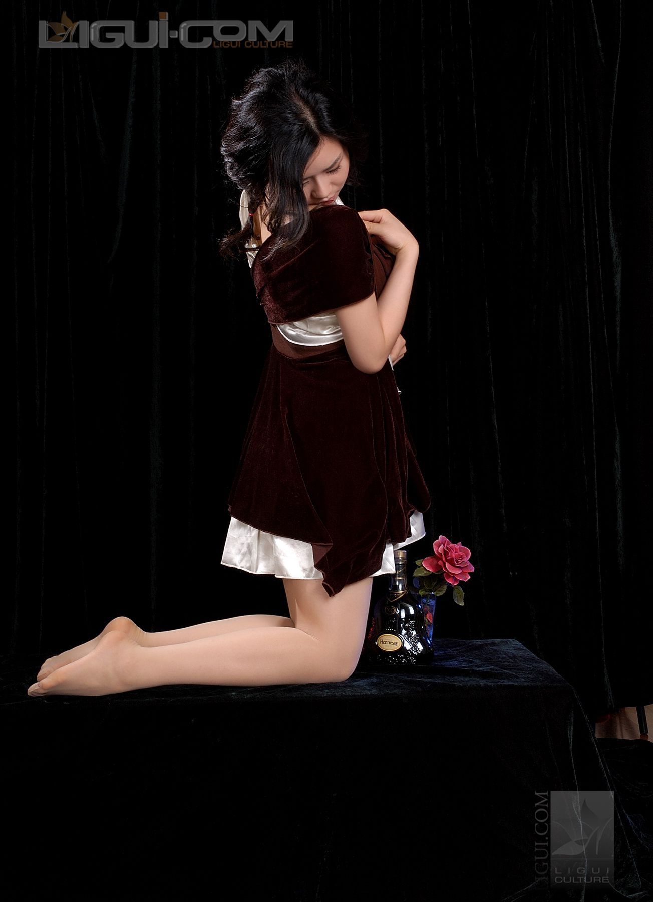 Model 由美《法兰西式高贵风情》 [丽柜LiGui] 丝足写真图片