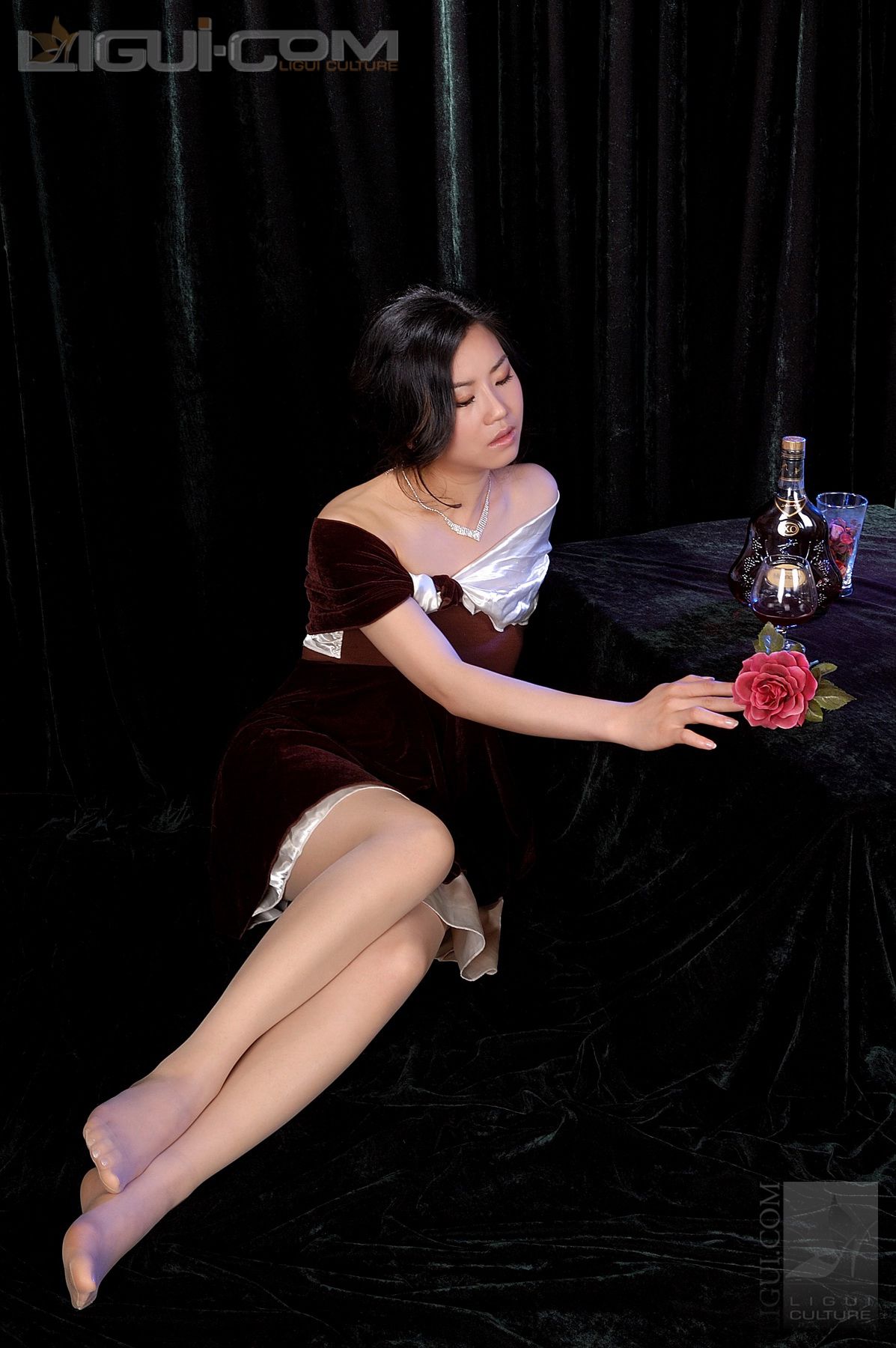 Model 由美《法兰西式高贵风情》 [丽柜LiGui] 丝足写真图片