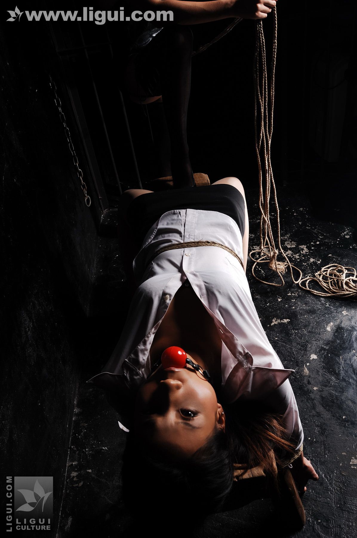 Model 伊园、默默《女人质遭遇撩裙重拷捆绑鞭笞》 [丽柜美束LiGui] 丝足写真图片