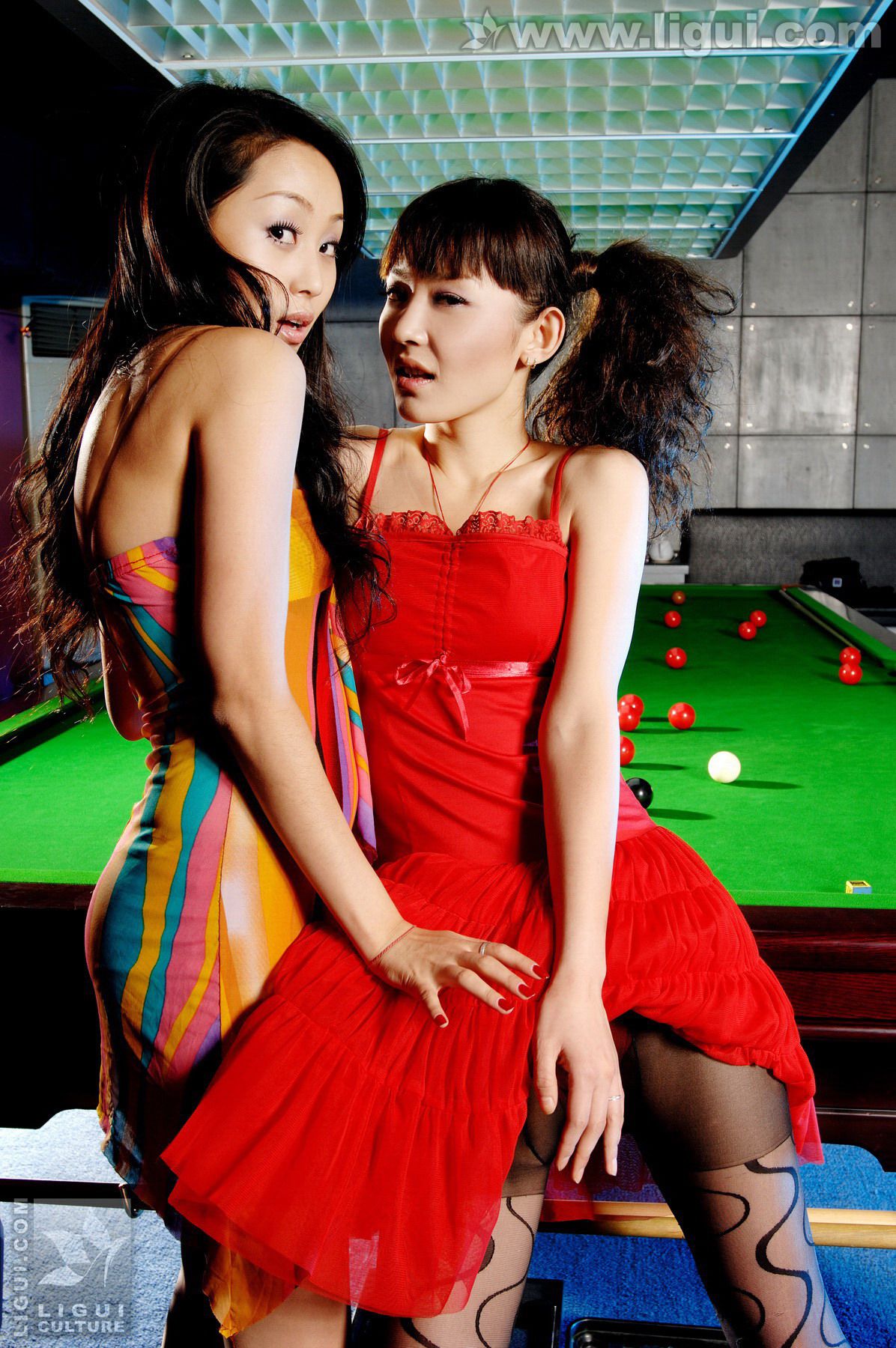 Model 咪惠美、琳达《丝袜美女玩台球》 [丽柜LiGui] 美腿玉足写真图片
