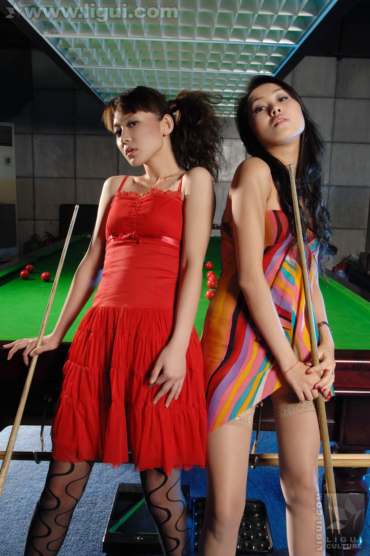 Model 咪惠美、琳达《丝袜美女玩台球》 [丽柜LiGui] 美腿玉足写真图片