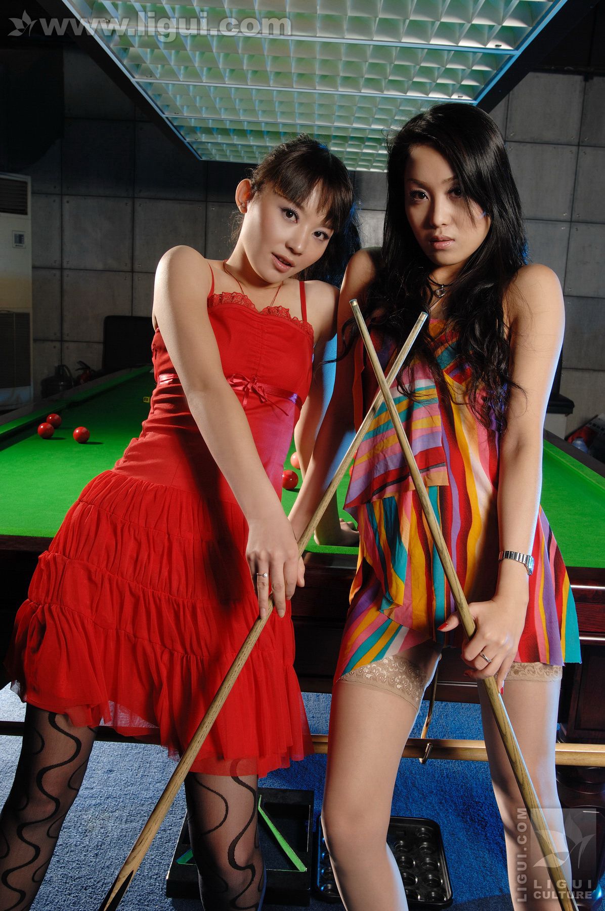 Model 咪惠美、琳达《丝袜美女玩台球》 [丽柜LiGui] 美腿玉足写真图片
