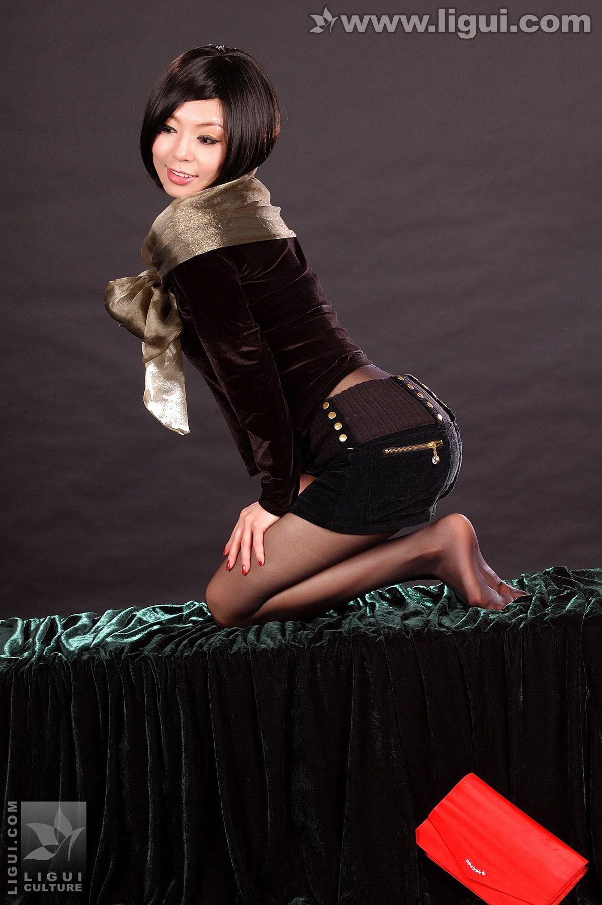 Model 冰清《黑丝熟女诱惑》 [丽柜LiGui] 丝足写真图片