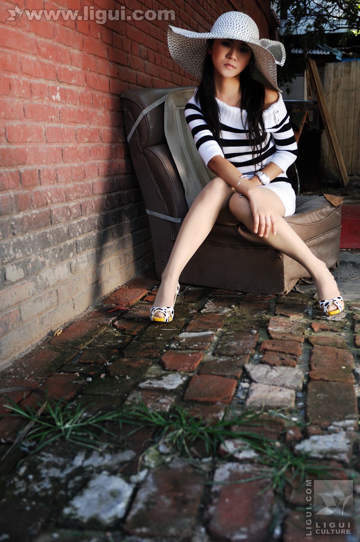 Model 卡鲁鲁《时尚美足达人街边秀》 [丽柜LiGui] 丝足写真图片