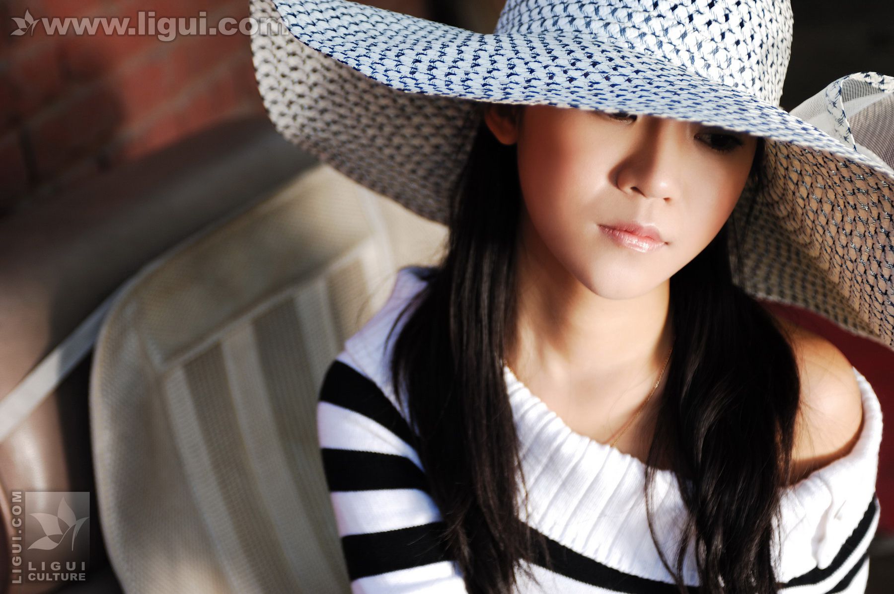 Model 卡鲁鲁《时尚美足达人街边秀》 [丽柜LiGui] 丝足写真图片