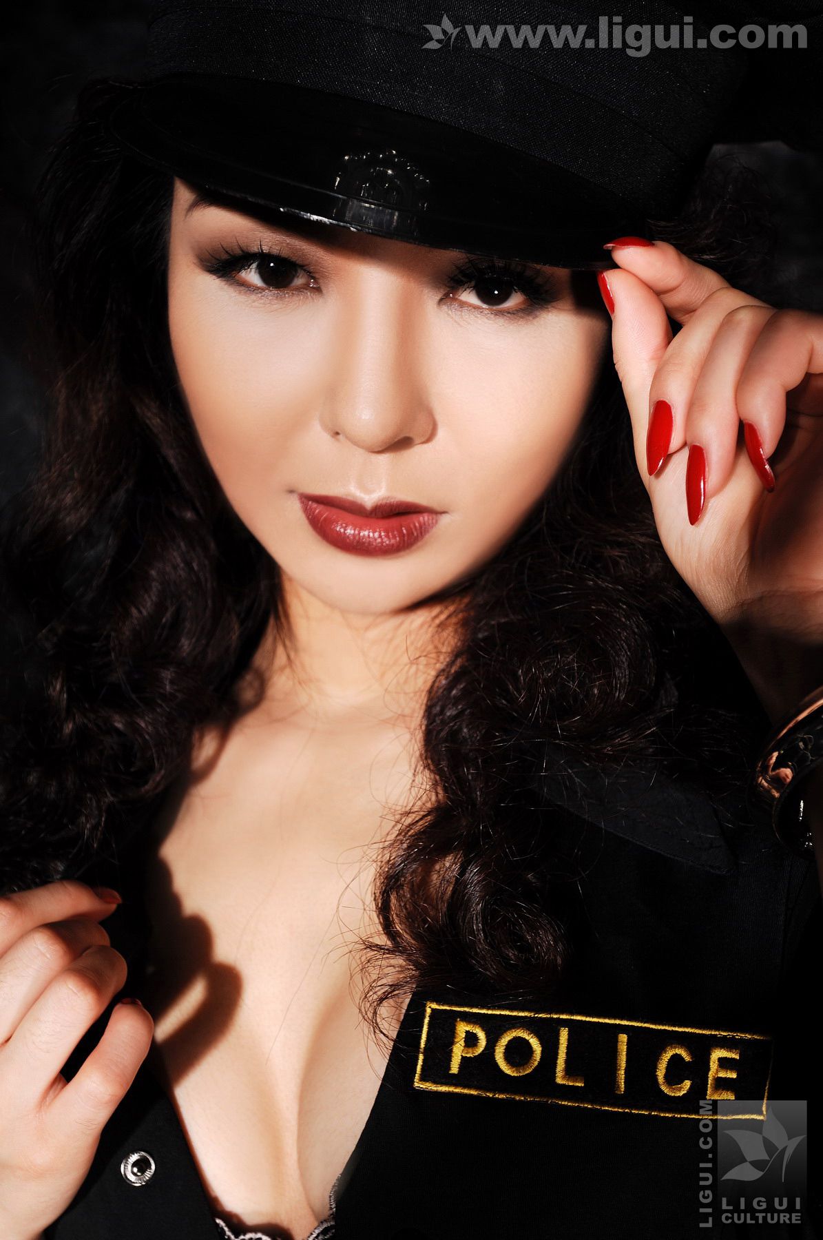 Model 冰清《另类女警玩镣铐》 [丽柜美束LiGui] 丝足写真图片