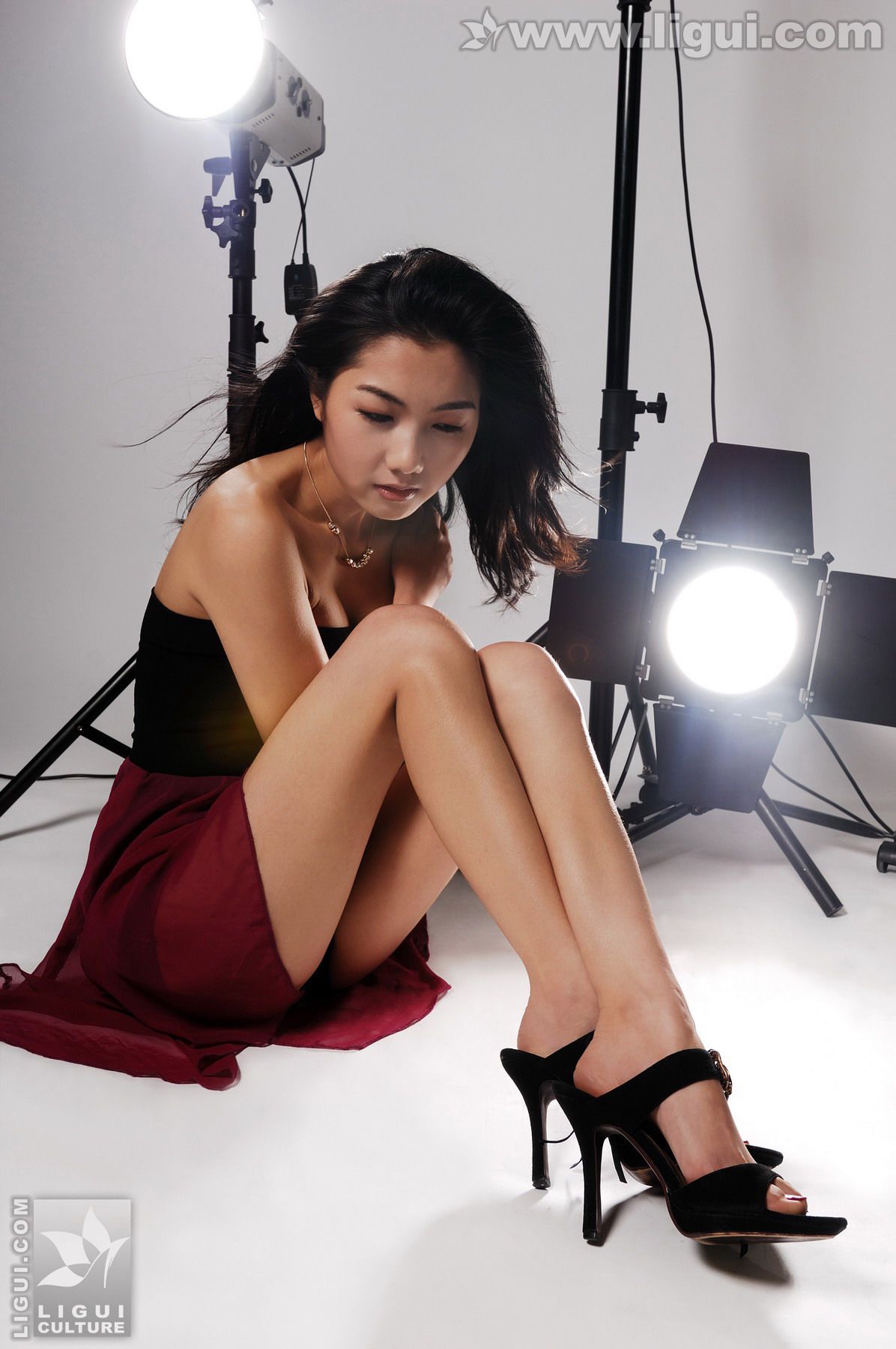 Model 丝丝《摄影棚里模特展示妖娆高跟》 [丽柜LiGui] 丝足写真图片