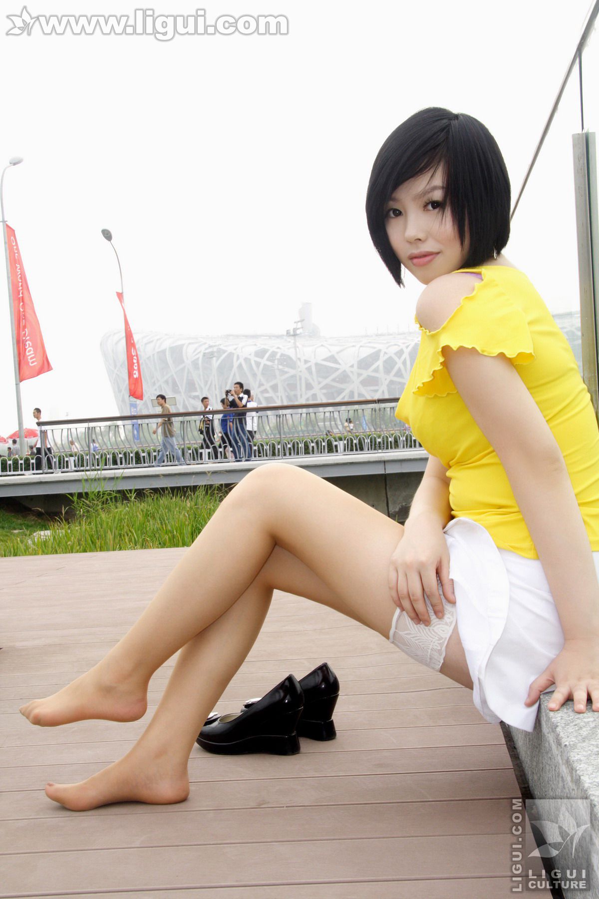 Model 幕子《草地上展现多姿美腿》 [丽柜LiGui] 丝足写真图片
