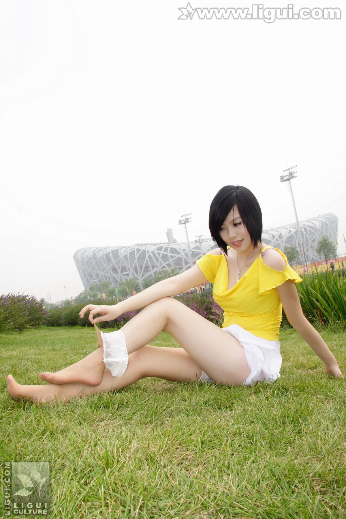 Model 幕子《草地上展现多姿美腿》 [丽柜LiGui] 丝足写真图片