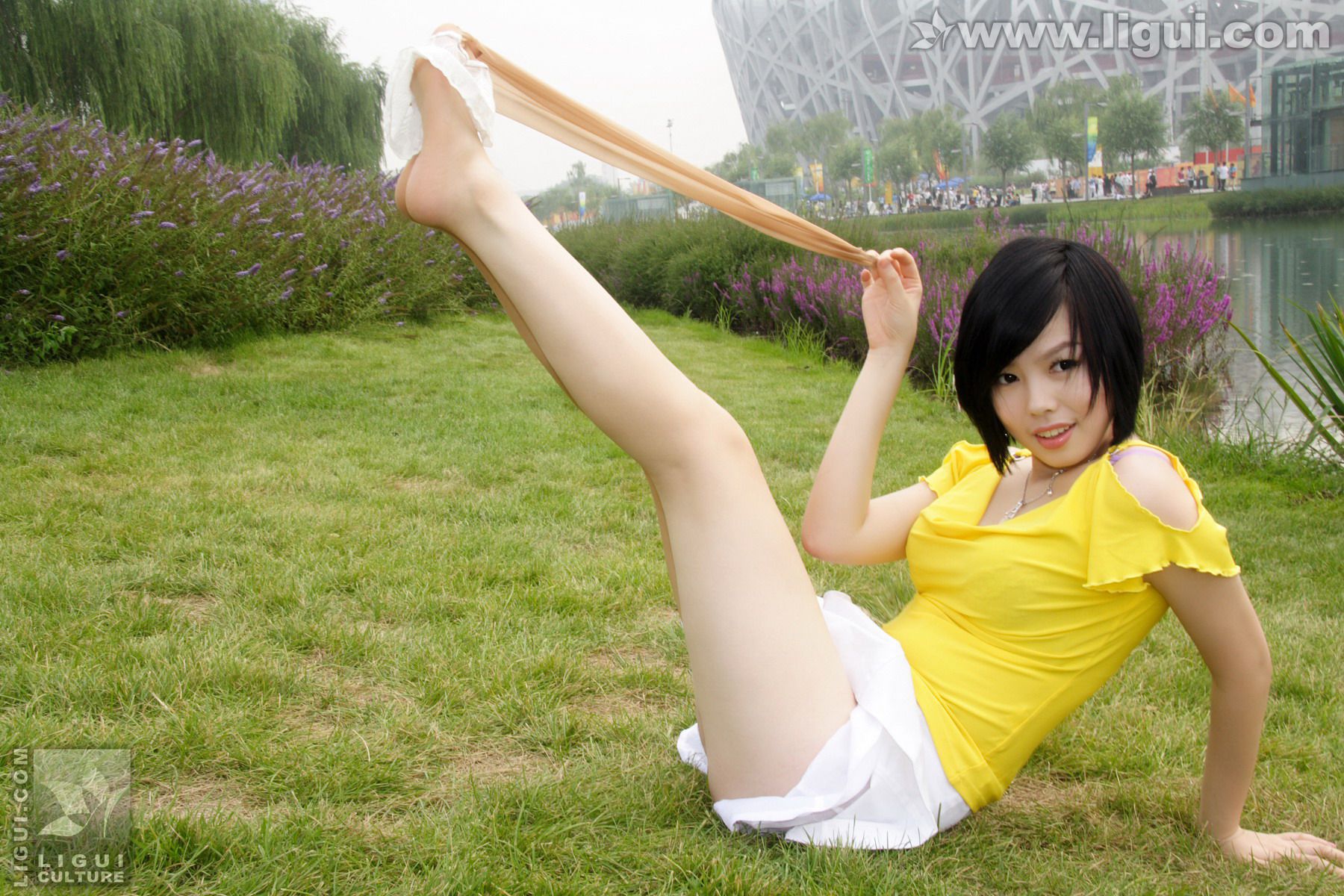 Model 幕子《草地上展现多姿美腿》 [丽柜LiGui] 丝足写真图片