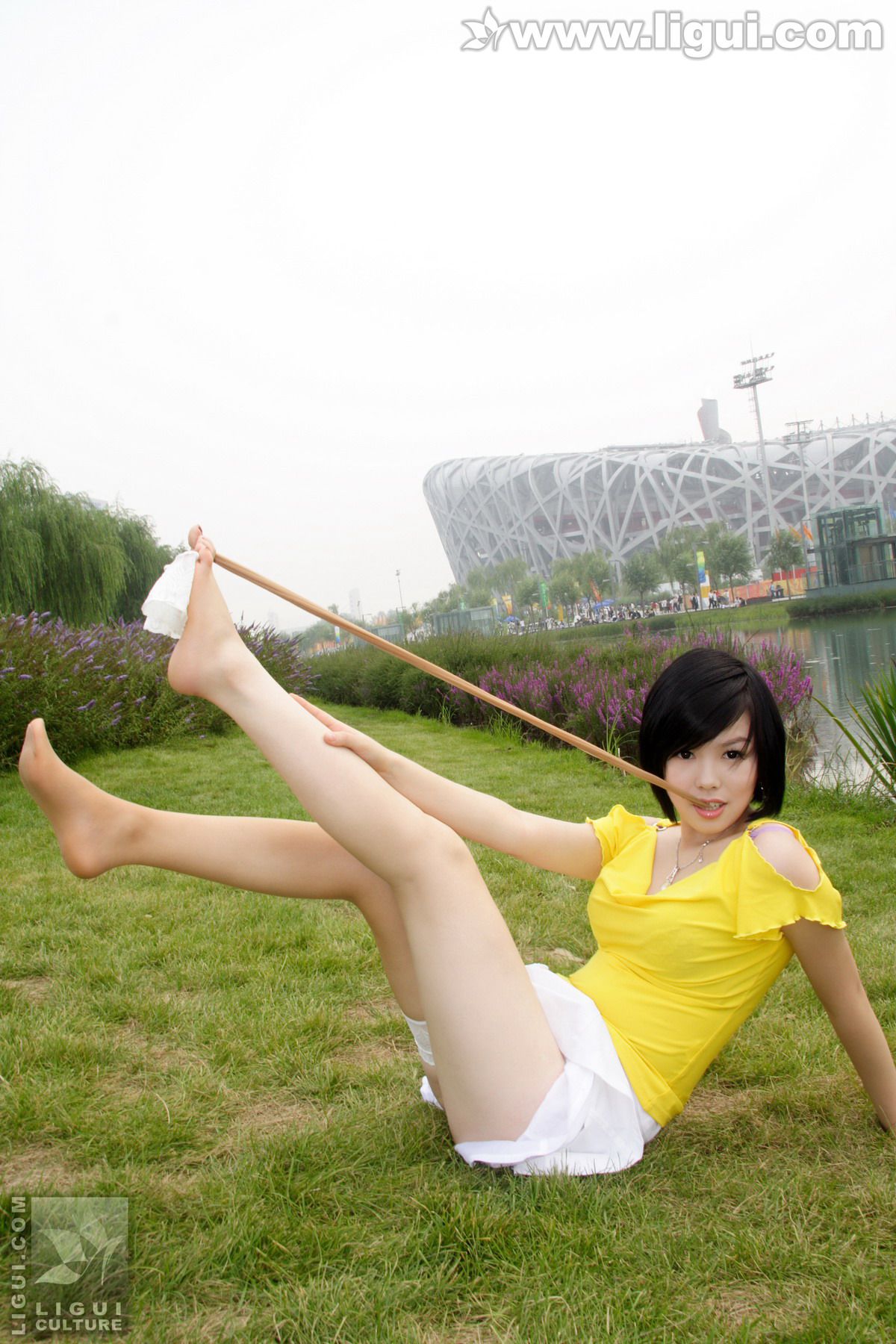 Model 幕子《草地上展现多姿美腿》 [丽柜LiGui] 丝足写真图片