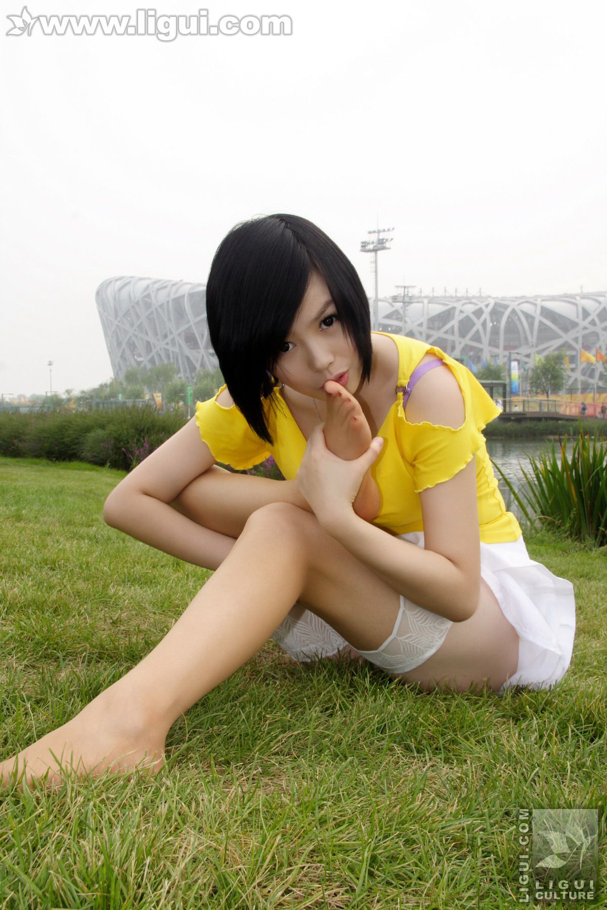 Model 幕子《草地上展现多姿美腿》 [丽柜LiGui] 丝足写真图片