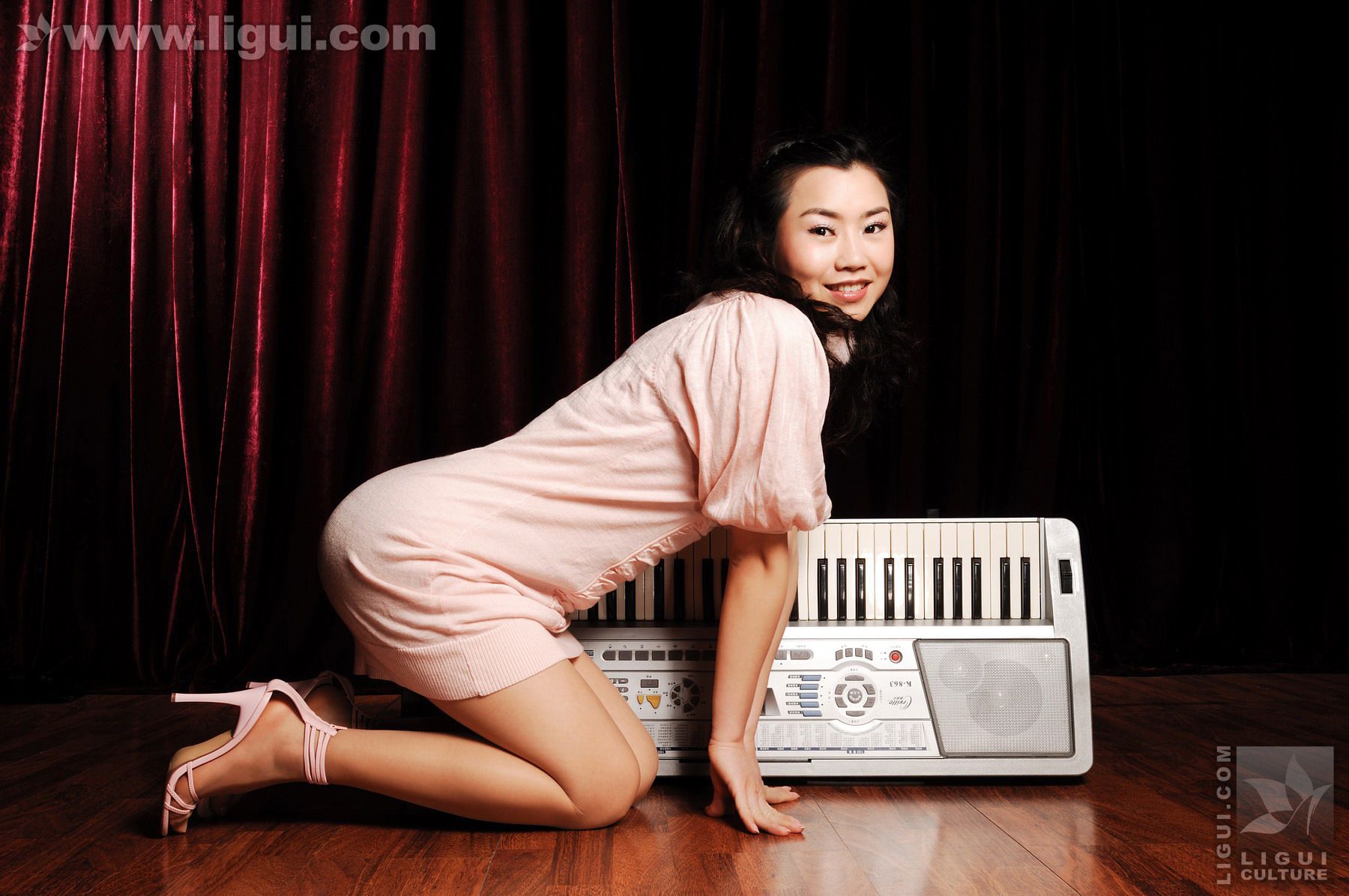 Model 由美《音乐私家教师的性感肉丝》 [丽柜LiGui] 丝袜美足写真图片