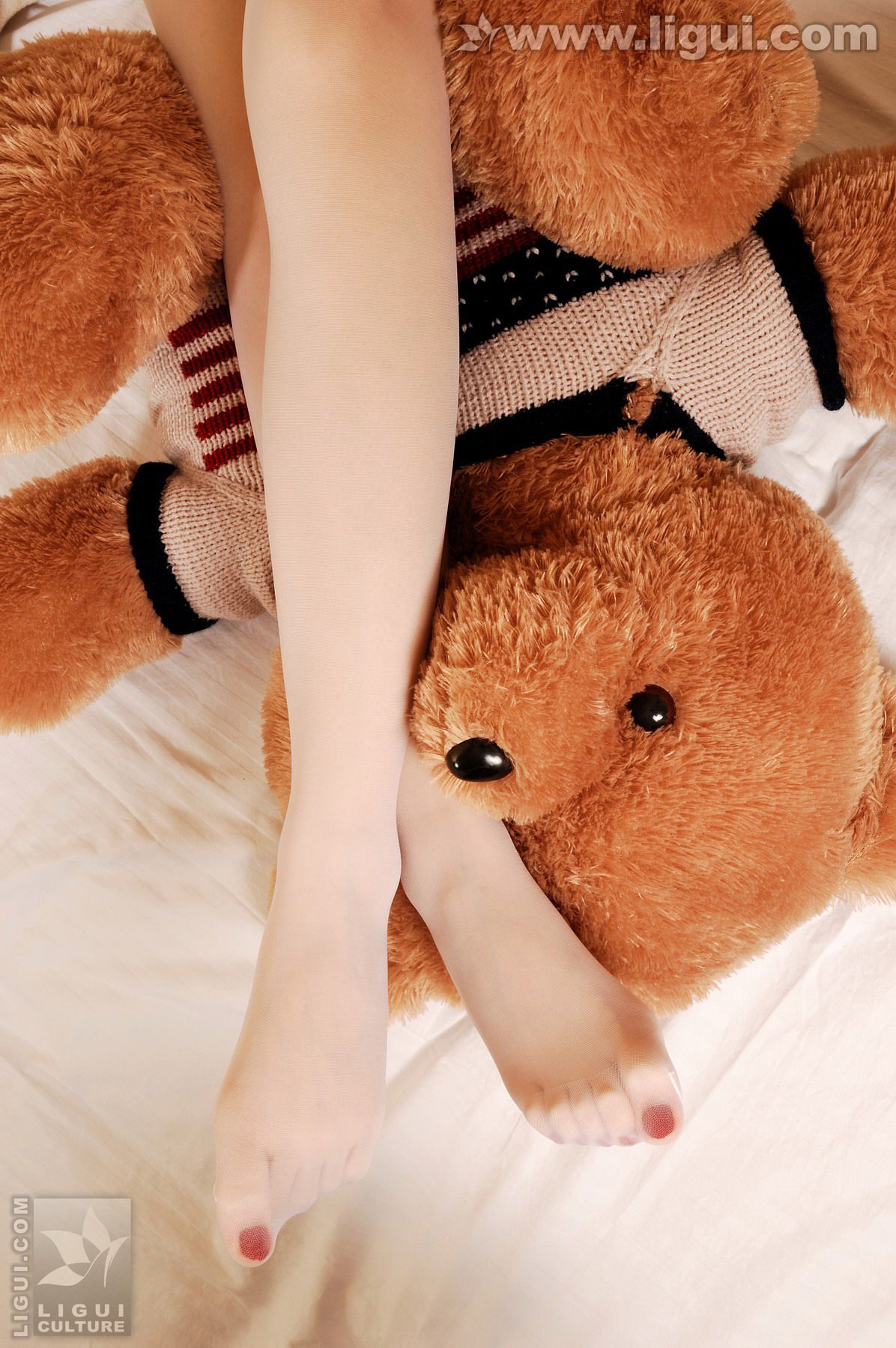 Model 菲菲《大学美少女卧室玩脚》 [丽柜LiGui] 丝袜玉足写真图片