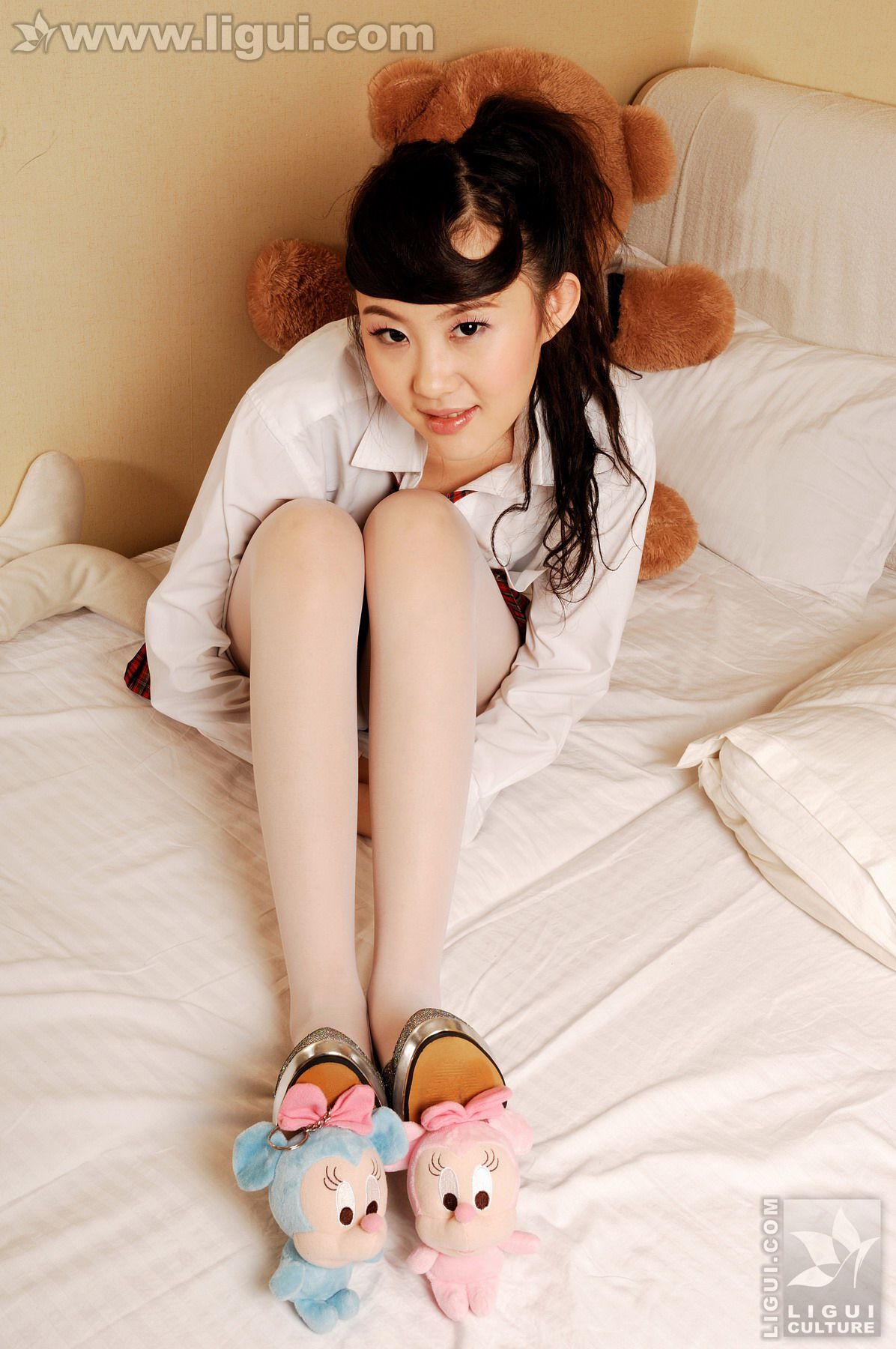 Model 菲菲《大学美少女卧室玩脚》 [丽柜LiGui] 丝袜玉足写真图片