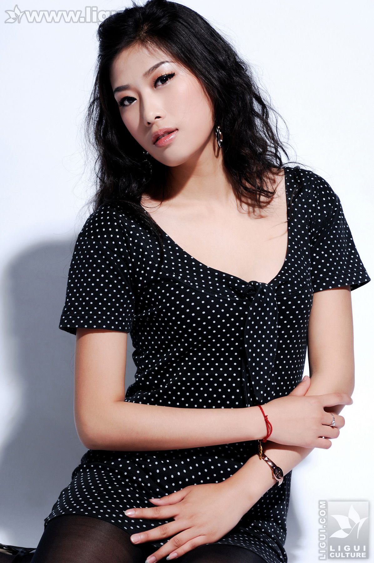[丽柜LiGui] Model 王玉《黑丝美女新丽人》美腿玉足写真图片