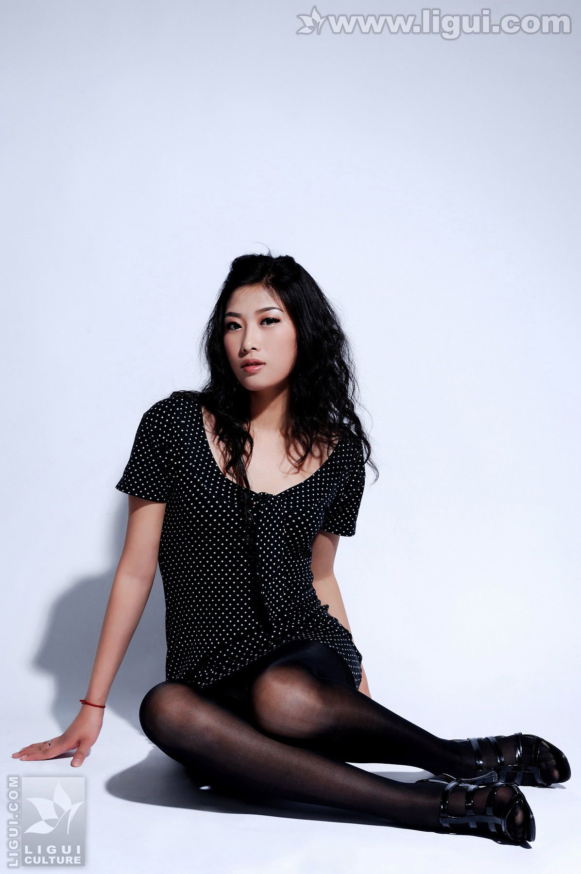 [丽柜LiGui] Model 王玉《黑丝美女新丽人》美腿玉足写真图片