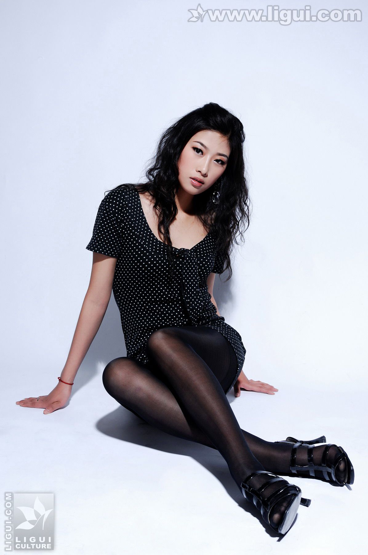 [丽柜LiGui] Model 王玉《黑丝美女新丽人》美腿玉足写真图片